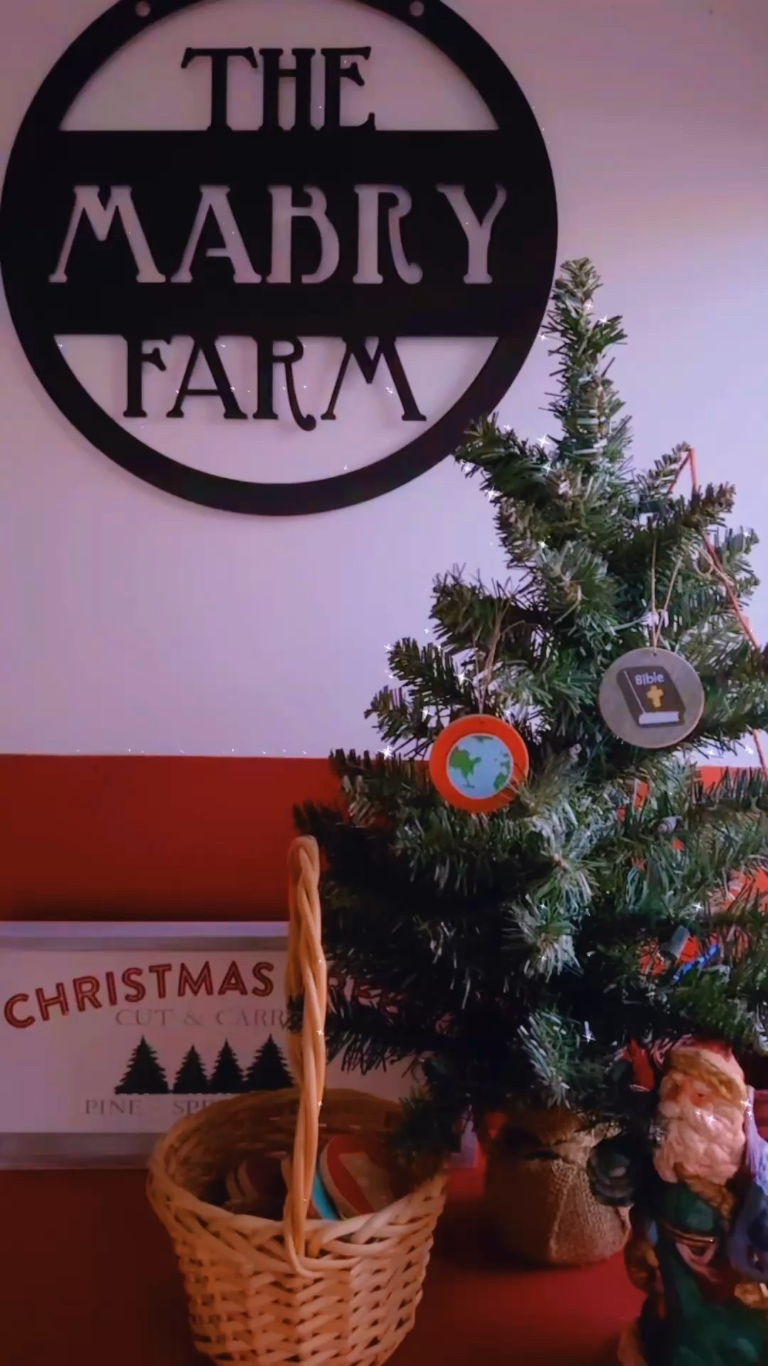 Both of my babies are still napping 💤😴 (#momwin woohooo 🥳👏🏽) so I wanted to remind you guys about the giveaway going on until TOMORROW with @baby.whatknots ❤️ - make sure to enter to win YOUR very own set of these precious wooden Jesse Tree ornaments!! 🎄✨ We are loving using these every morning to get in the Word 📖 as a family and center our hearts around the true reason we celebrate Christmas!! 🌟 

Also, the shop owner has so kindly given my followers a code - EMILY25 - for y’all to use get 25% off anything on the website !!! ⬇️