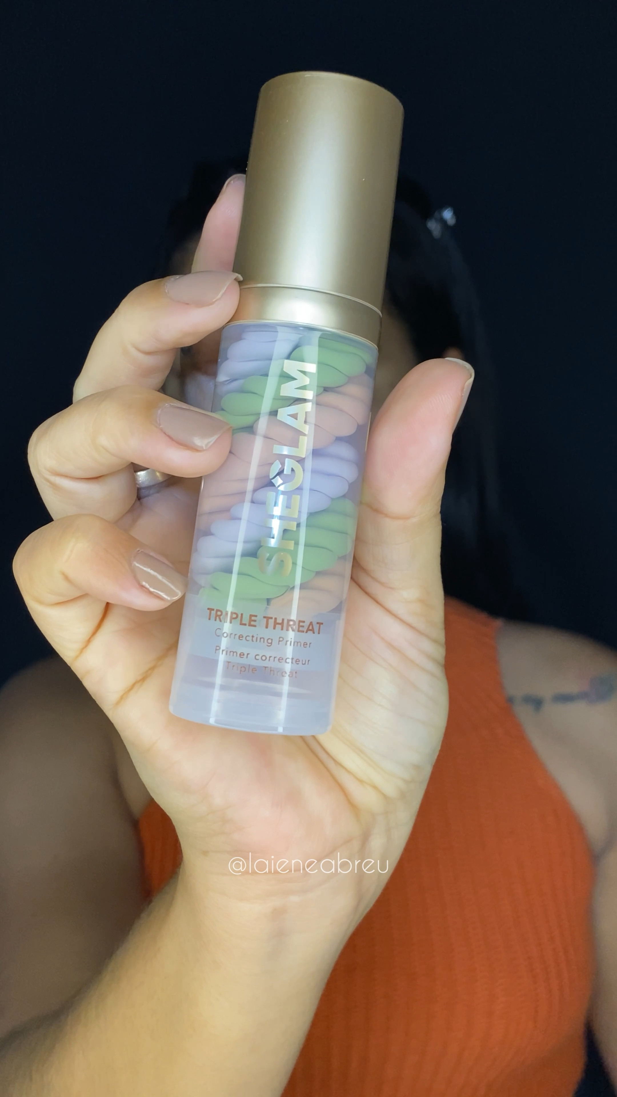 Primer corretor 3 em 1 da @sheglam_official 
Está viralizando nas redes esse primer e eu precisava testar pra trazer minha experiência pra vocês. Ele promete neutralizar manchas, reduzir oleosidade e minimizar poros. Em mim, não consegui visualizar as manchas neutralizadas, pelo contrário, deixou minha pele esbranquiçada, e não foi por excesso de produto e nem falta de espalhabilidade. Não percebi os poros reduzidos, mas dou medalha de ouro pra a redução de oleosidade, que na verdade troco essa nomenclatura por “controle de oleosidade” amei ele por causa disso.

#LTKbrasil #LTKVideo #LTKbeauty