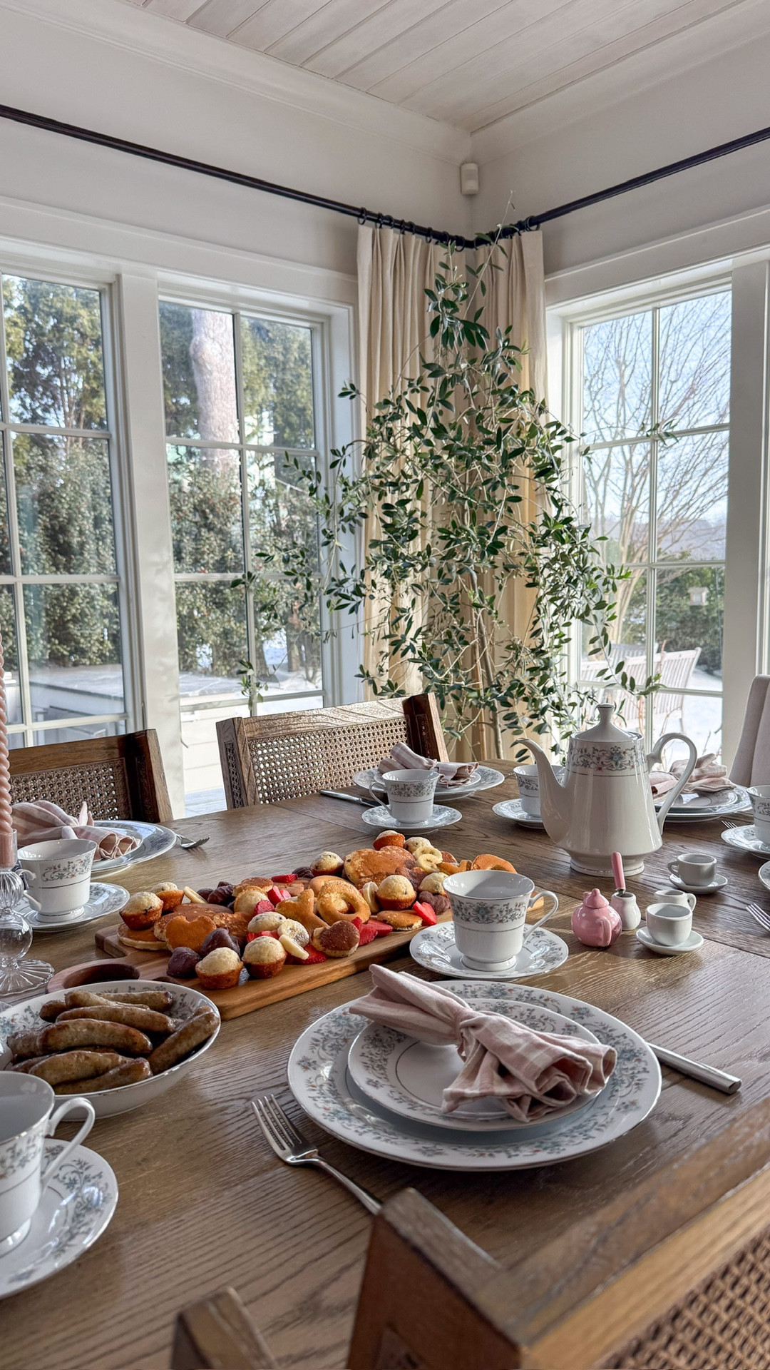 Make the memory now - while all the beautiful things are at the table🤍☕️
￼