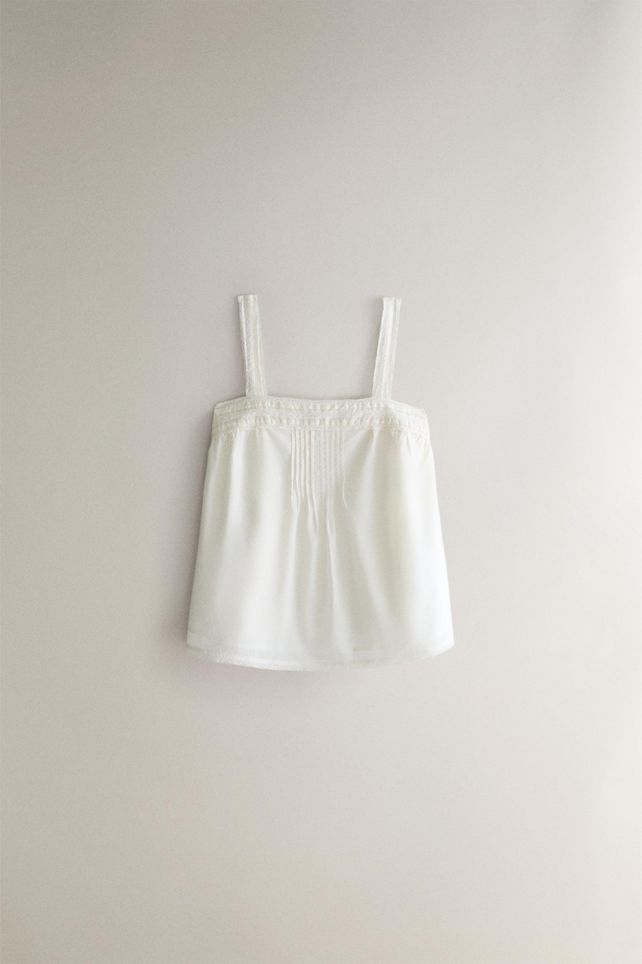 Top mit schmalen Trägern aus Baumwolle. Schlichtes Design mit Spitzen- und Biesendetails. Gerade... | Zara DE