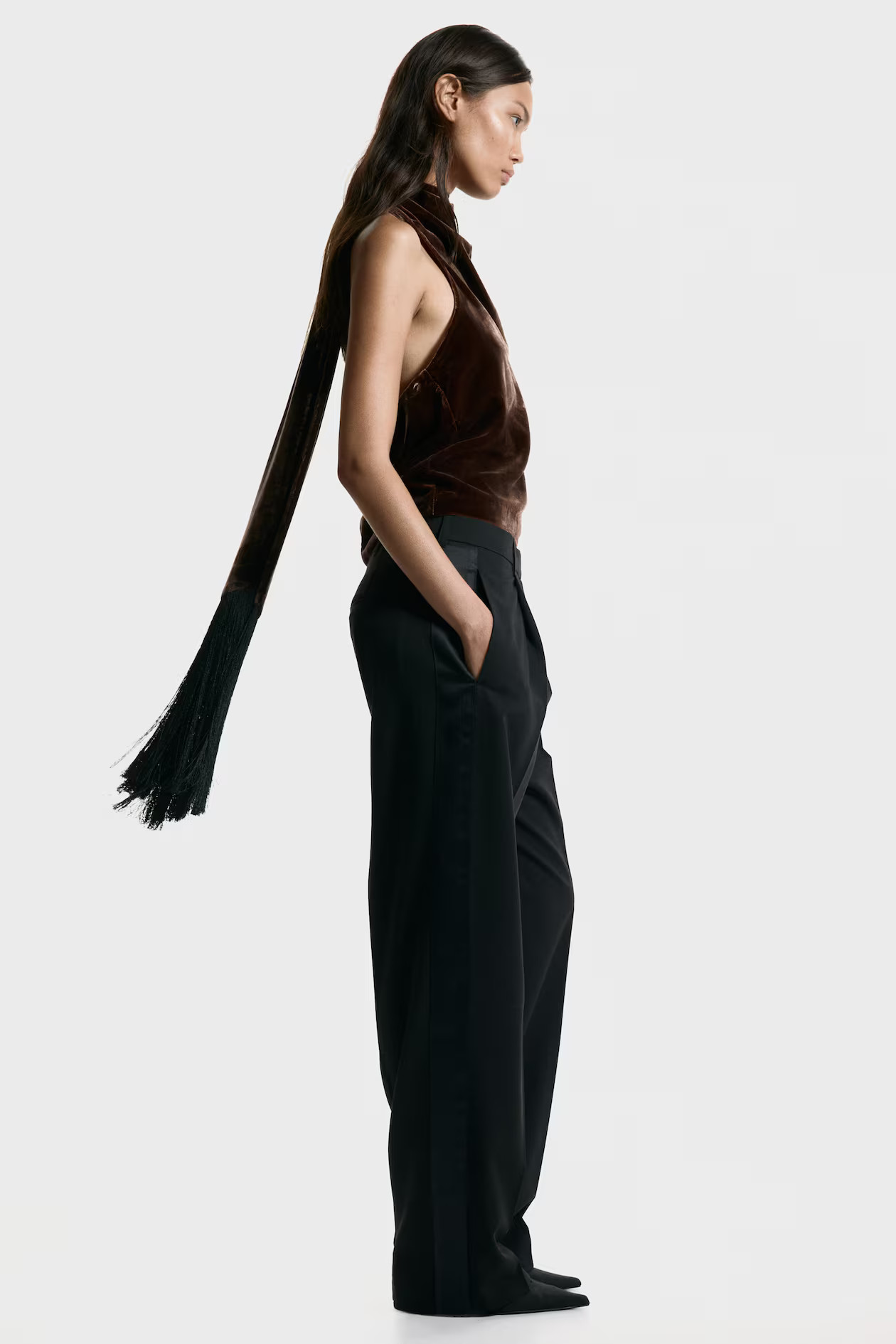 Velvet halterneck top | H&M (UK, MY, IN, SG, PH, TW, HK)