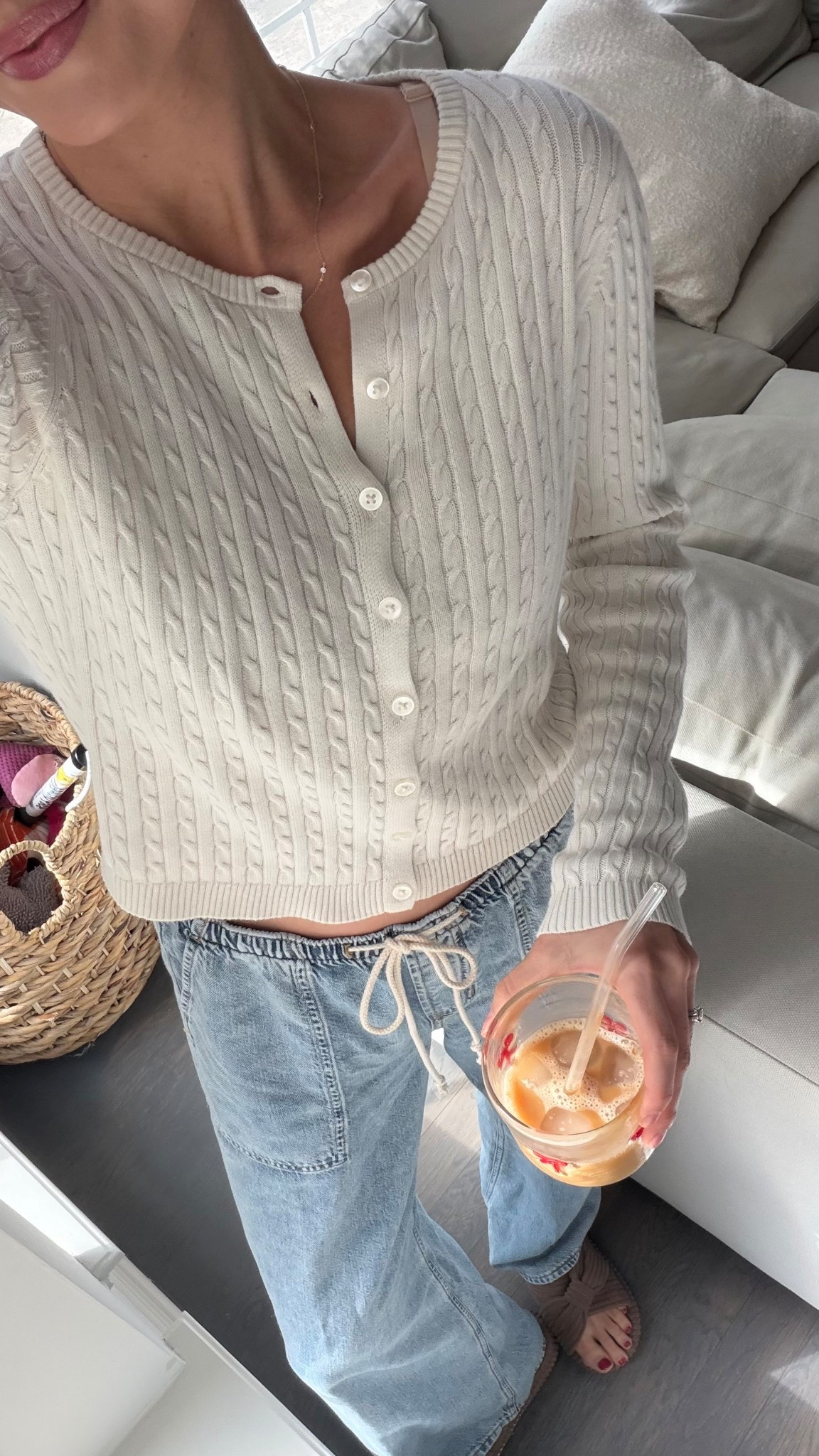 The perfect pull on mom jeans! Size S. Cardigan in S too. 

#LTKootd #LTKmomlife #LTKdayinmylife