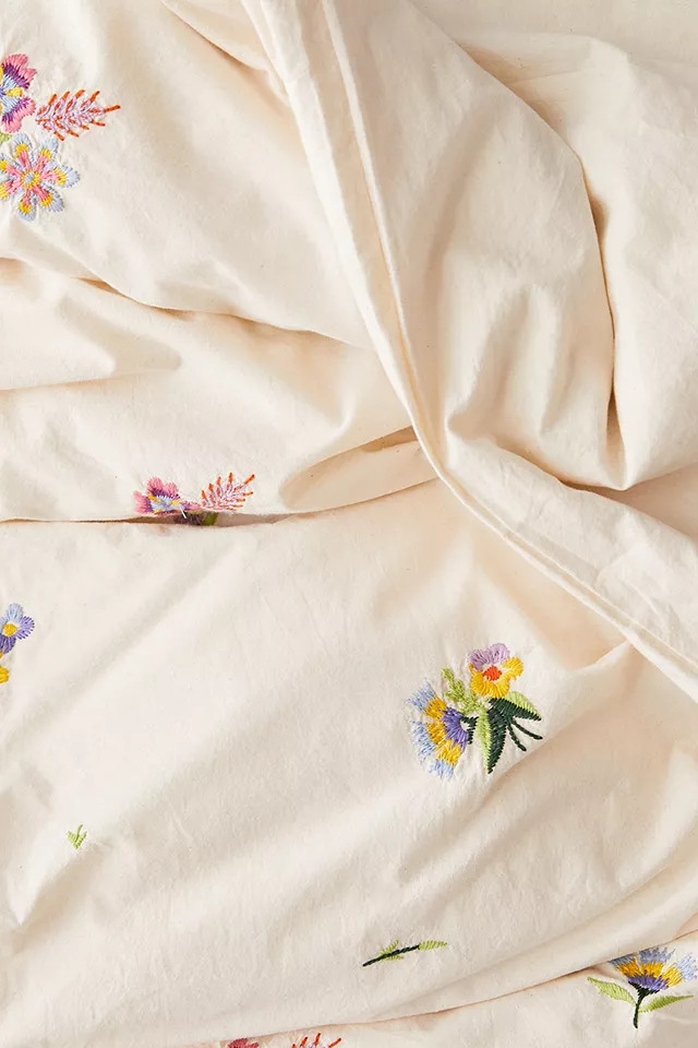 Georgine Embroidered Floral Duvet Cover Set With Reusable Fabric Bag | Urban Outfitters (EU)