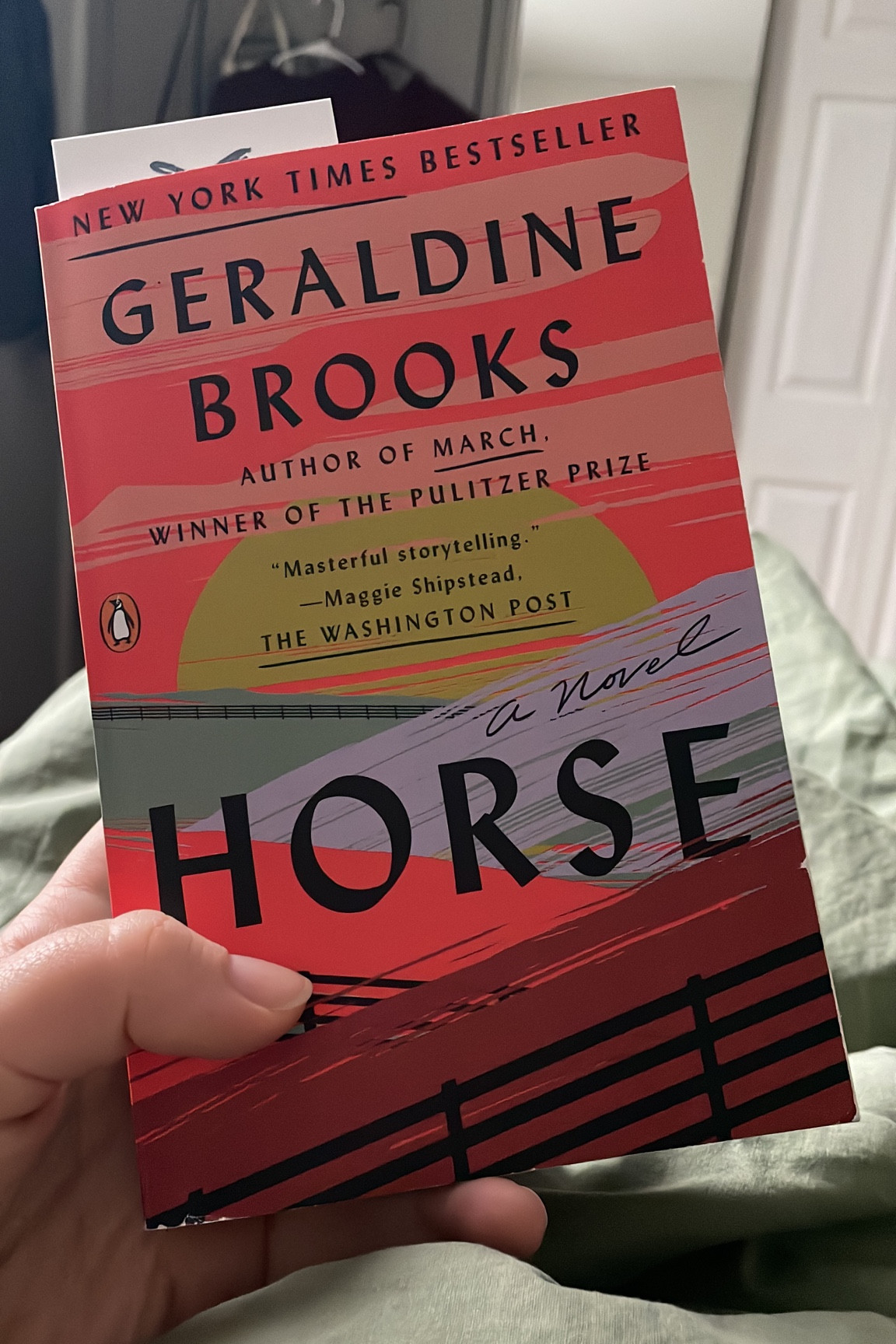 Mal ein etwas anderes Buch als die klassischen Romance-Bücher, die ich gerne lesen. „Horse“ hat es auf meine Top-5-Liste geschafft 😬

Wie der Titel schon sagt, dreht es sich um ein Pferd - Lexington besser gesagt. Eines der besten, wenn nicht sogar DAS Rennpferd aus den USA. Wie das Pferd aufgewachsen ist, was es alles erlebt, wie es vergessen und wiederentdeckt wurde. Ich habe es auf Englisch gelesen & geliebt. Empfehle es sehr 🥰📚

#LTKdeutschland #LTKeurope