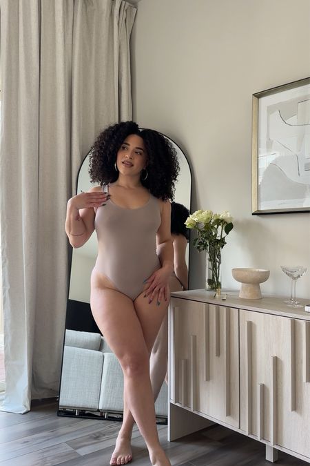 These cute transitional looks for spring have been nothing without M the newest @maidenform collection! #ad 

If you’re a lover of buttery soft basics/bodywear that is chic, stylish, and made to wear with OR under your outfits then look no further babes! You’ve found what you’re looking for and they are available at @target #maidenform #CraveableIntimates #Target #TargetPartner 