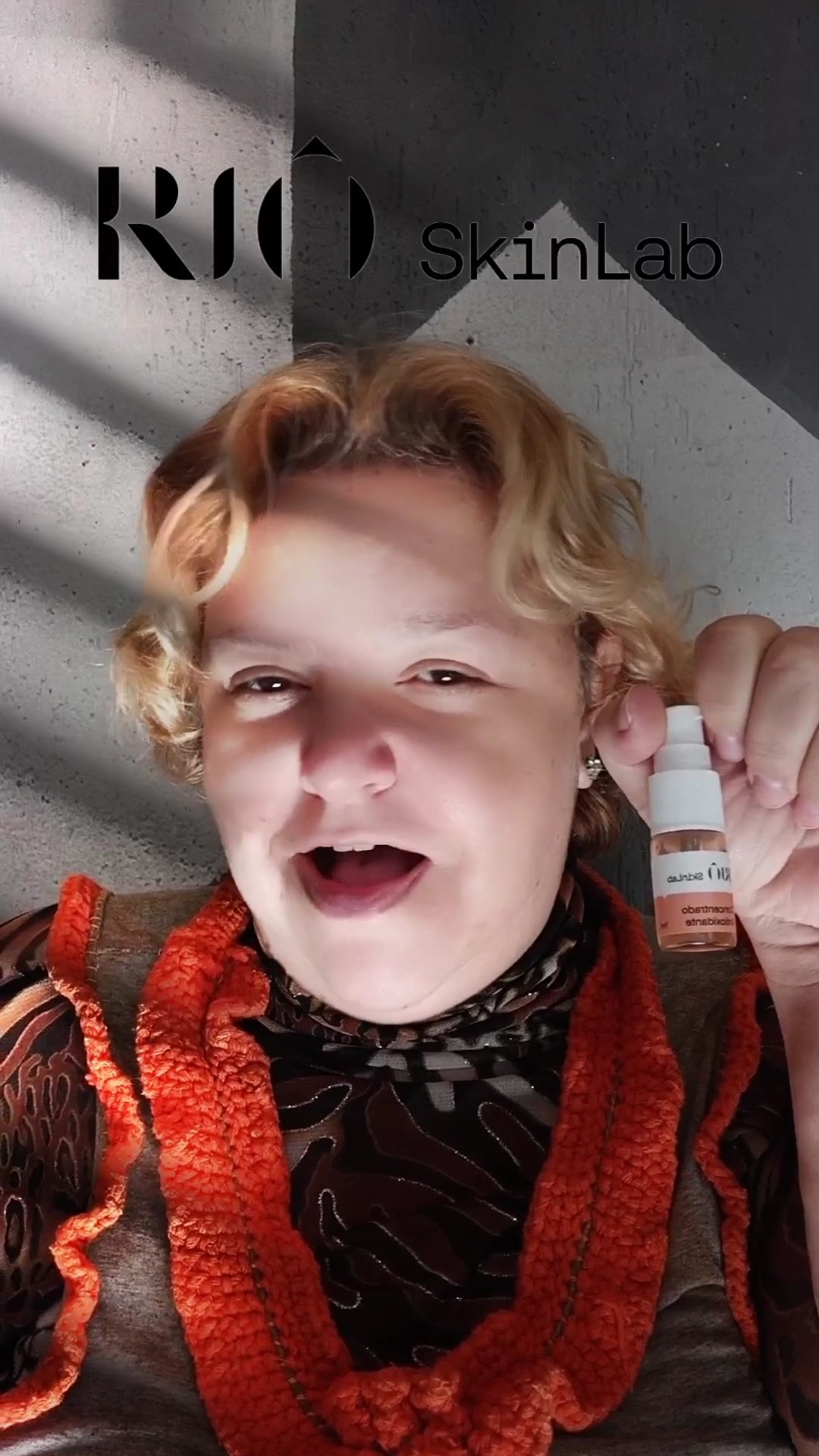 VITAMINA C PARA PELE OLEOSA?  TEMOS!!Quem tem pele oleosa sabe a dificuldade que é encontrar uma vitamina C que funcione e não deixe a pele ainda mais oleosa 😒🍳  E nas minhas "andanças" pelos sites "da vida" fiz uma compra na Riô Skinlab e ganhei um "Concentrada Antioxidante".Não sei descrever o tanto que gostei desse produto!!  Ele tem a textura de sérum bem leve, a pele absorve super bem e fica sequinha!! 😍😊Mas o melhor é que esse concentrado junta os 5 melhores antioxidantes para a pele: vitamina C, niacinamida encapsulada, peptídeo biomimético, resveratrol e microalgas verdes....vale cada centavo!.#Skincare #SkincarePeleOleosa #PeleOleosa 

#LTKbeauty #LTKbrasil