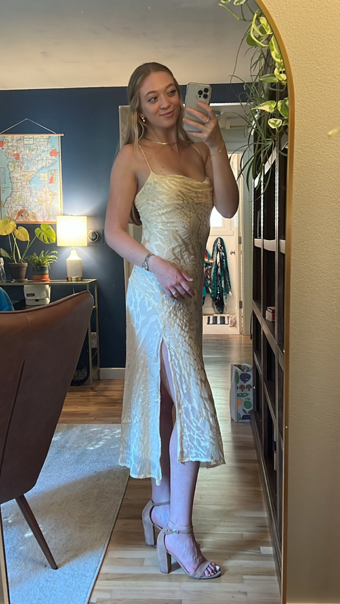 I loved wearing this cocktail dress for my wedding tasting! I paired this yellow midi dress with tan heels and gold jewelry. Sharing some of the other colors for this dress as well! :) 
This dress would be perfect for any spring or summer event! 

If using Fashionpass, use code jessiiirae for a discount 💫

Wedding guest dress
Yellow dress
Midi dress
Dress with side slit 
ASTR dress
Graduation dress
