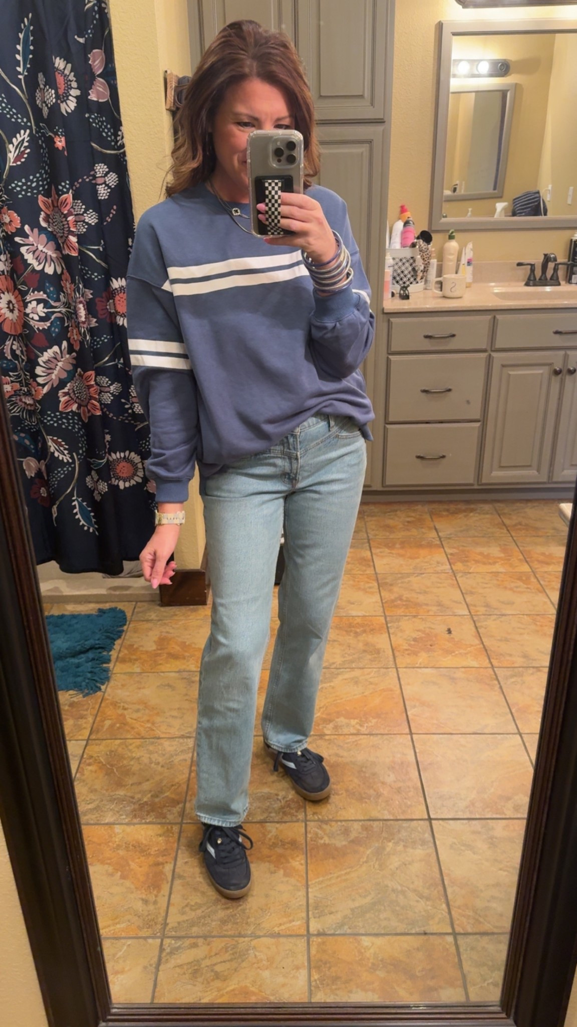 Casual OOTD 👍🏻 this crewneck has pockets and the denim are a mid rise win 🙌 wearing size small and size 27. 

5’4 , Small/Medium, 26/27, Size 2/4

#LTKStyleTip #LTKSaleAlert #LTKSpringSale