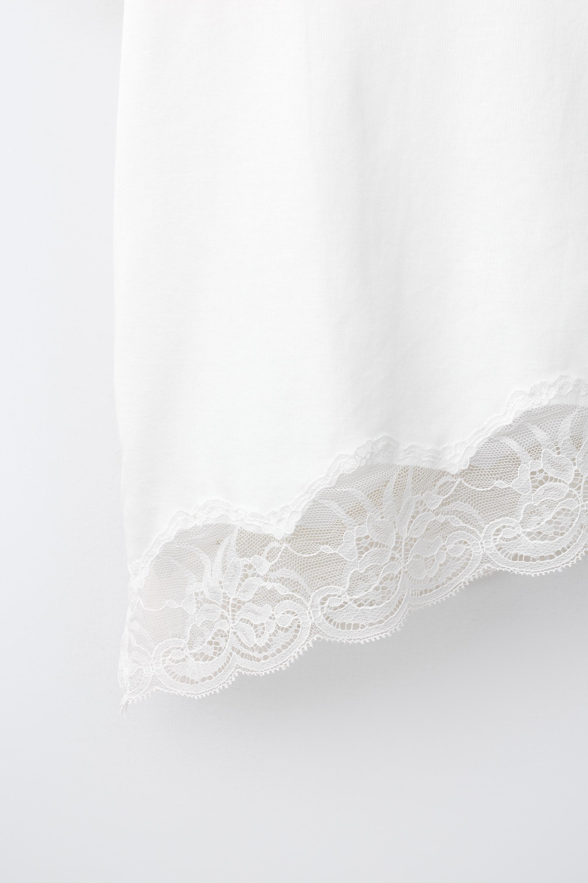 Round neck short sleeve T-shirt. Asymmetric lace hem. | Zara US