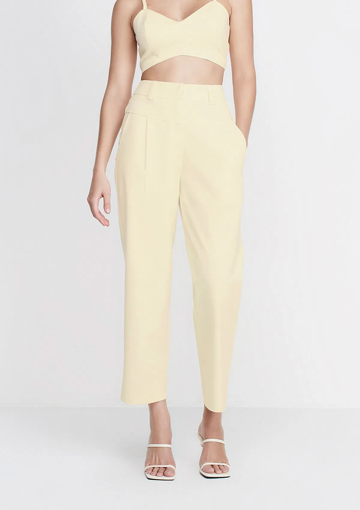 Calça Reta Cintura Alta Em Sarja - Amarelo - DZARM | Moda Versátil, Cool e Atemporal | Roupas, ... | DzarmHering (BR)