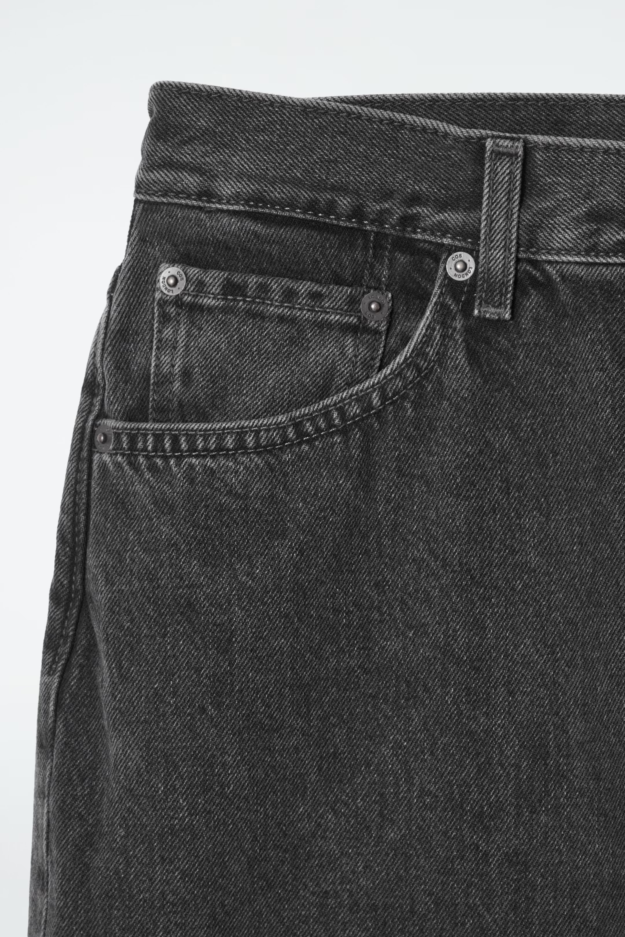 SHIFT JEANS MIT GERADEM BEIN - VERBLASSTES SCHWARZ | COS (EU)