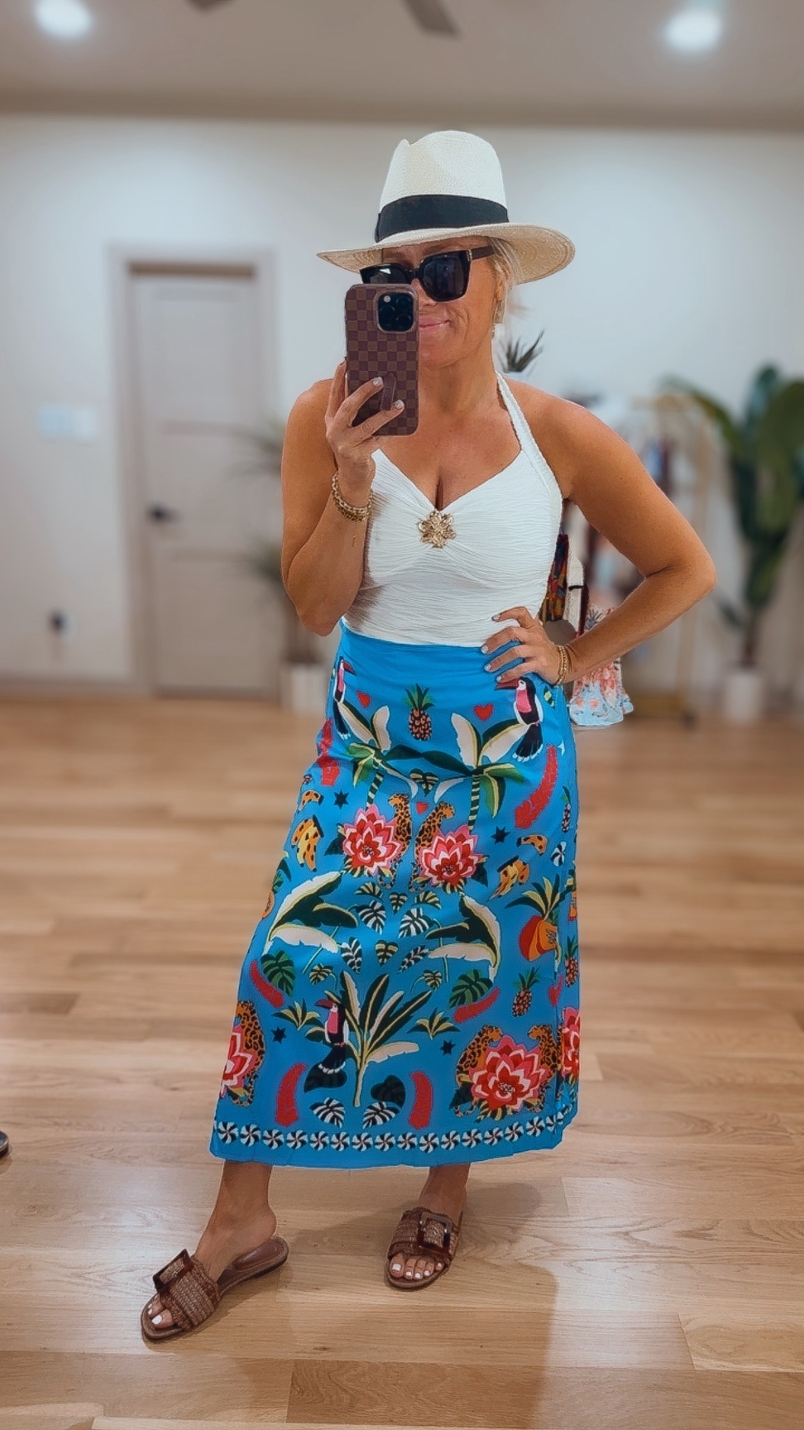 Love this outfit for a dinner date , some shopping or vacation 