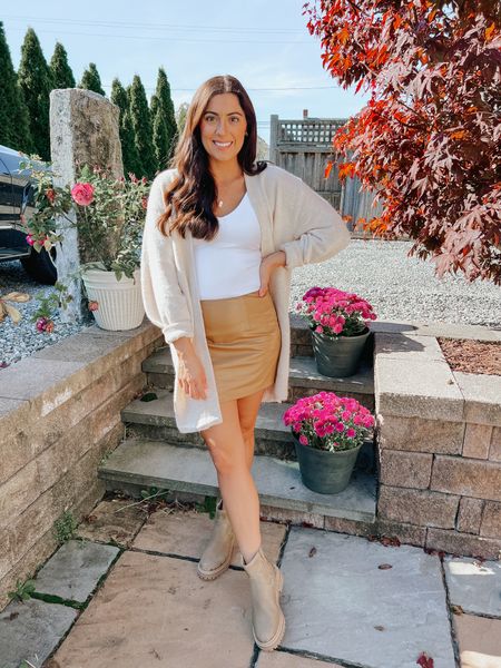 Fall outfit

Fall date night outfit, winter outfit, Chelsea boots, faux leather skirt, skort, cardigan, bodysuit, Thanksgiving outfit, neutral outfit

#LTKshoecrush #LTKSeasonal #LTKHoliday