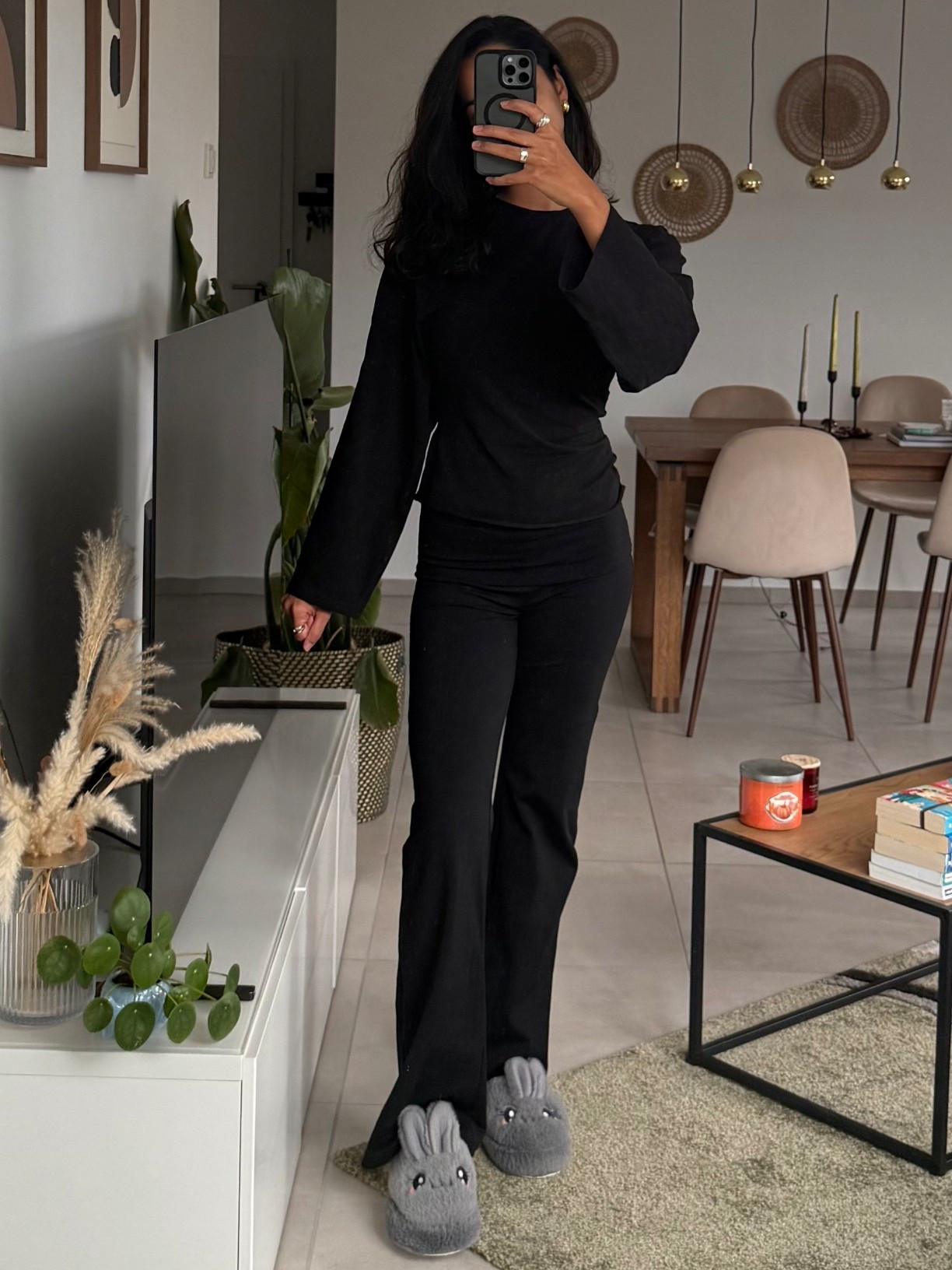 Gemütliches und angenehmes Set (allerdings selbst zusammengestellt), das größtenteils aus Baumwolle besteht (Hose 90% Baumwolle, Oberteil 96% Baumwolle). 

Ist jetzt nicht extrem präzise verarbeitet, aber wirkt beides für die Preise definitiv stabil :)

#LTKdeutschland #LTKautumn #LTKeurope