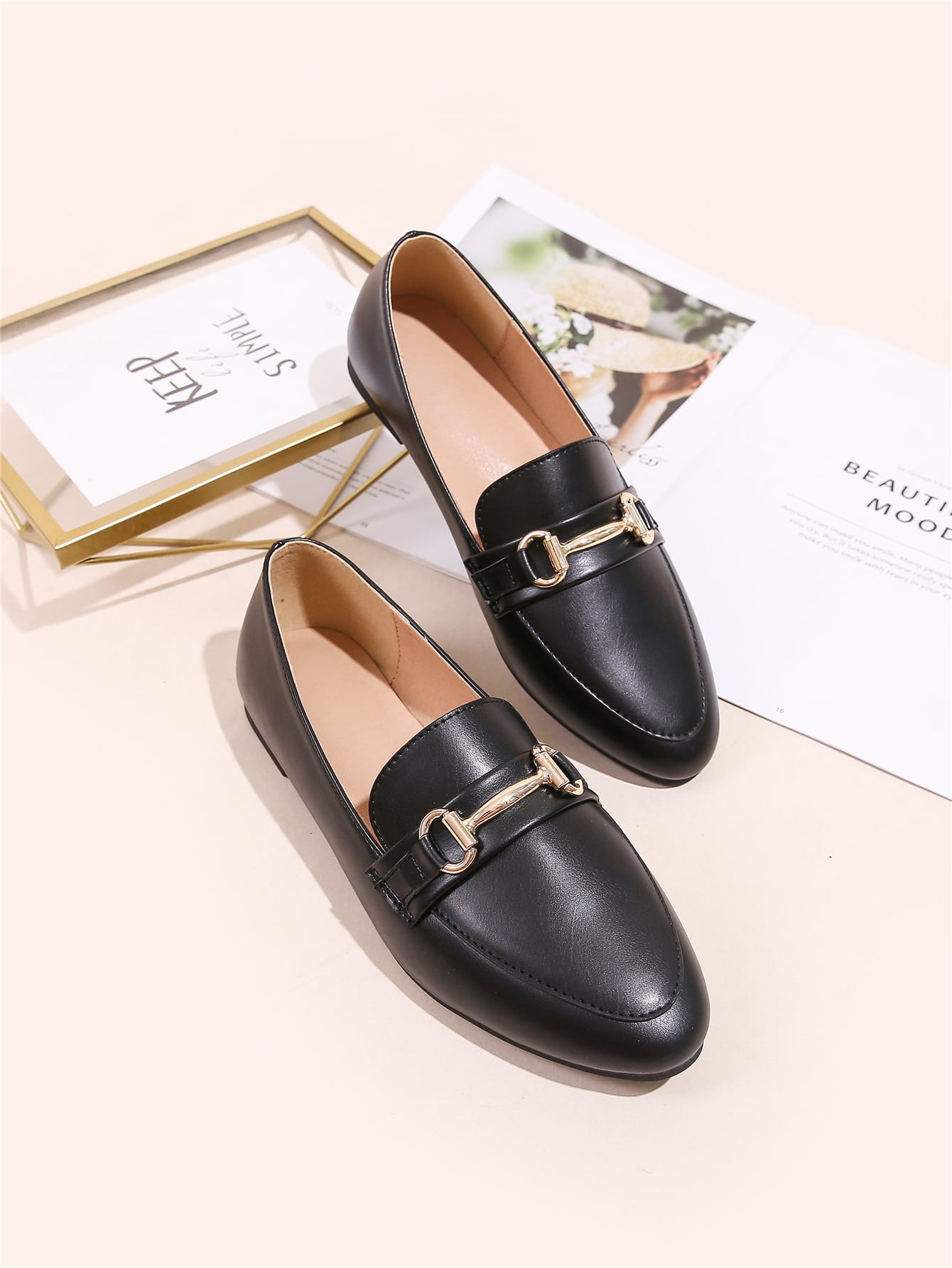 Snaffle Decor Loafers
   SKU: swshoes03201125073      
          (6229 Reviews)
            US$9.... | SHEIN