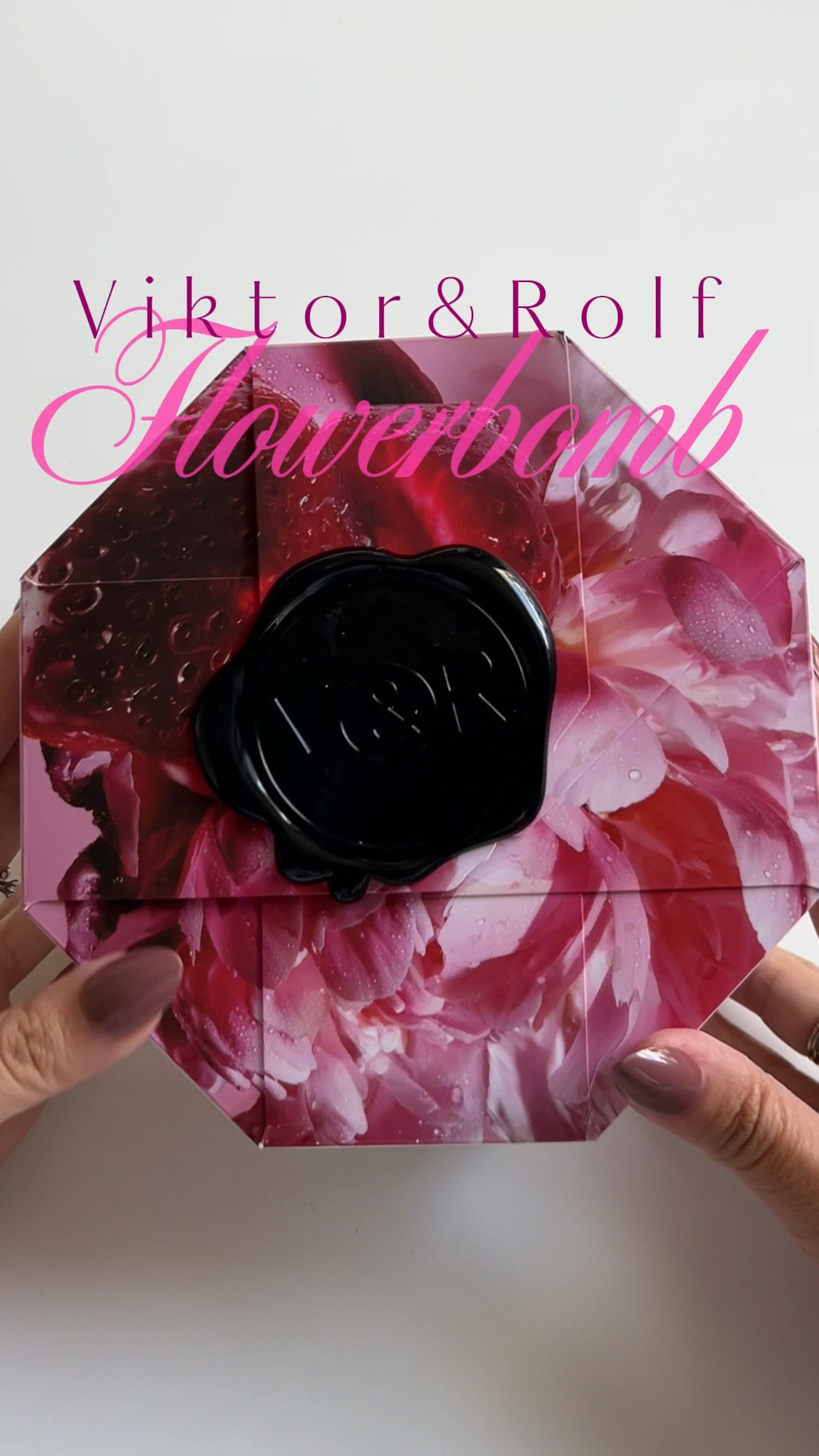 Pretty in peony ✨ Viktor & Rolf Flowerbomb is the ultimate sweet & floral vibe for any day! #Flowerbomb #ViktorAndRolf #PerfumeObsessed #FragranceAddict #PeonyLove #ScentOfTheDay #LuxuryPerfume #BeautyEssentials #FragranceGoals #ChicAndSweet


#LTKselfcare #LTKBeauty