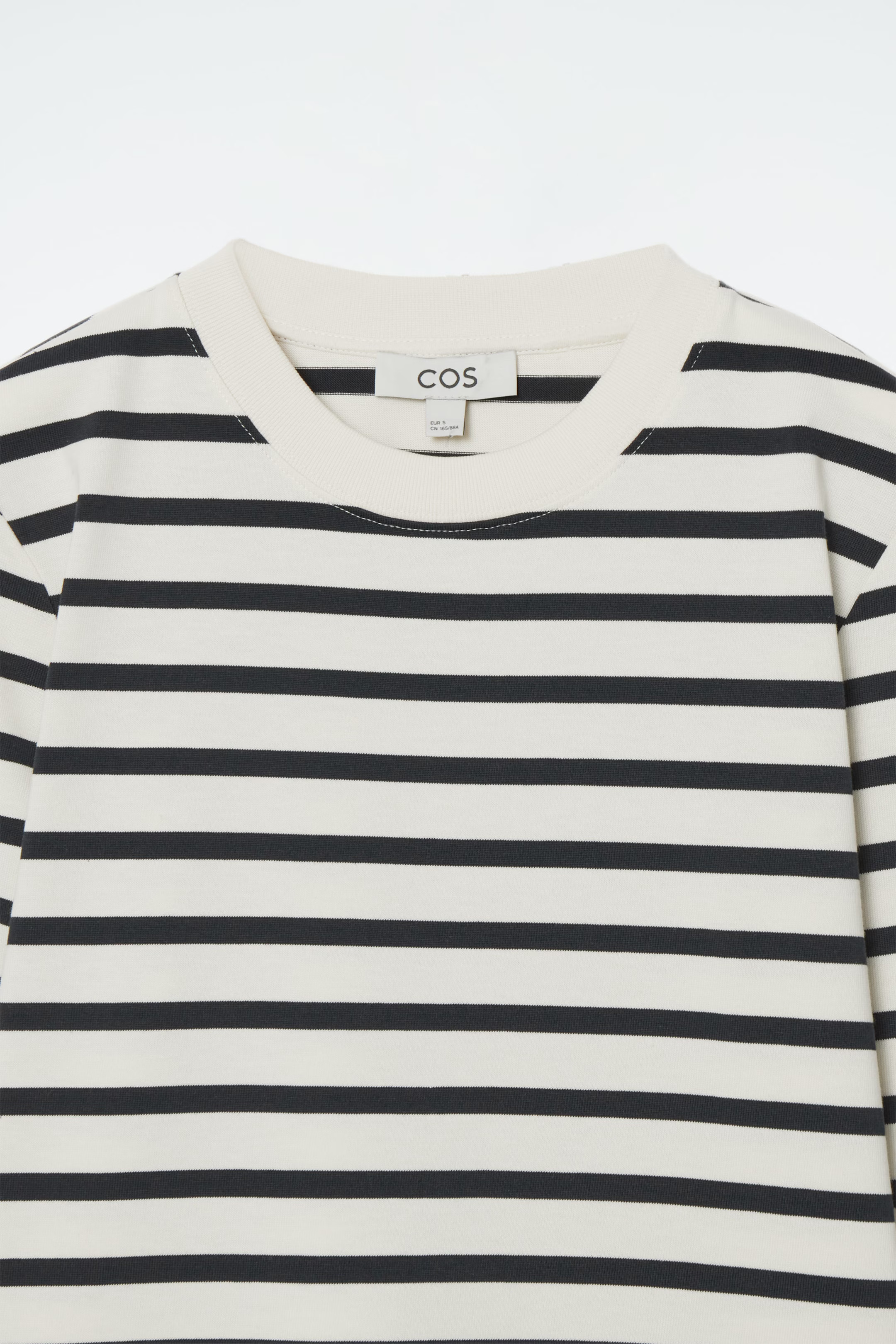 CLEAN CUT REGULAR LONG-SLEEVED T-SHIRT - NAVY / STRIPED | COS | COS (EU)