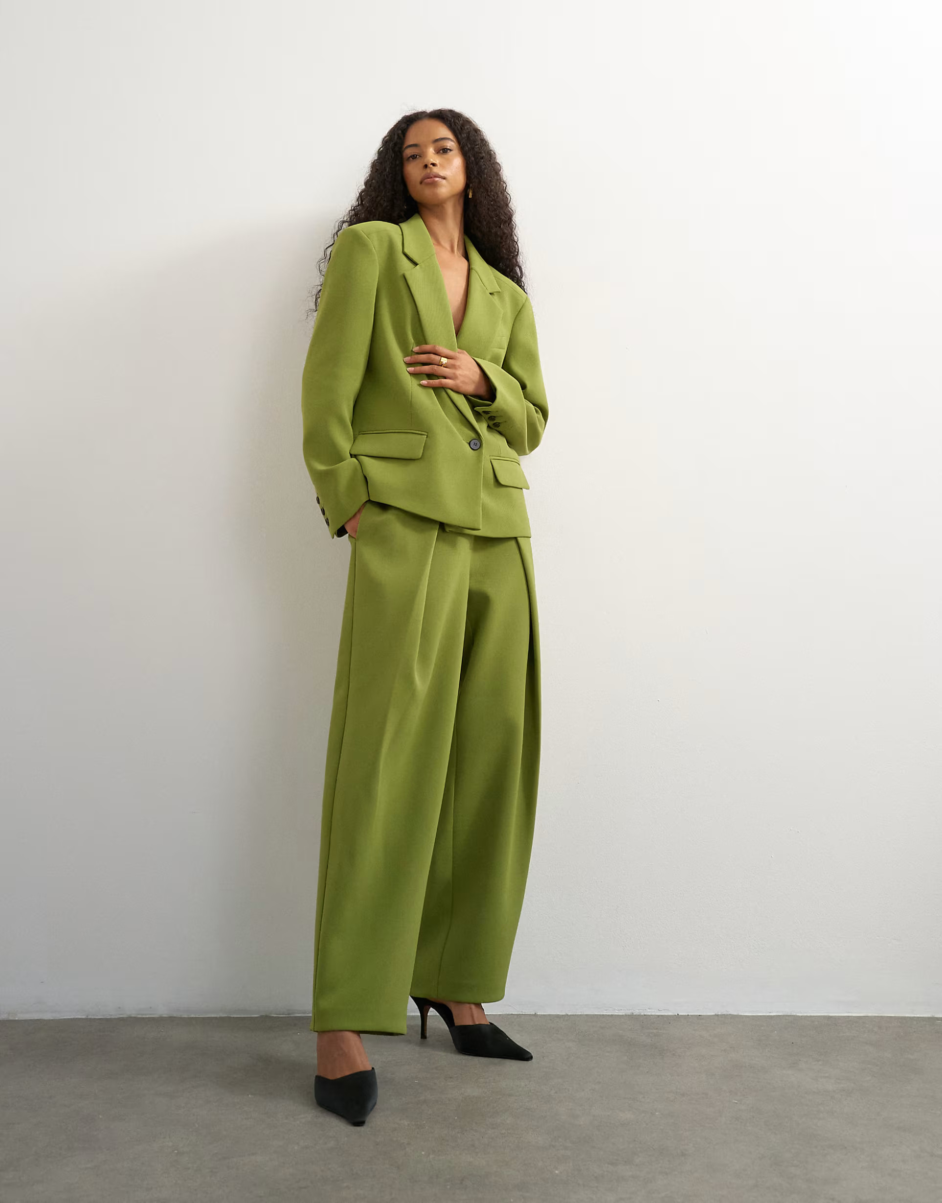 Topshop Hose mit vorderer Falte und weitem Bein in Olivgr\u00fcn | ASOS (Global)
