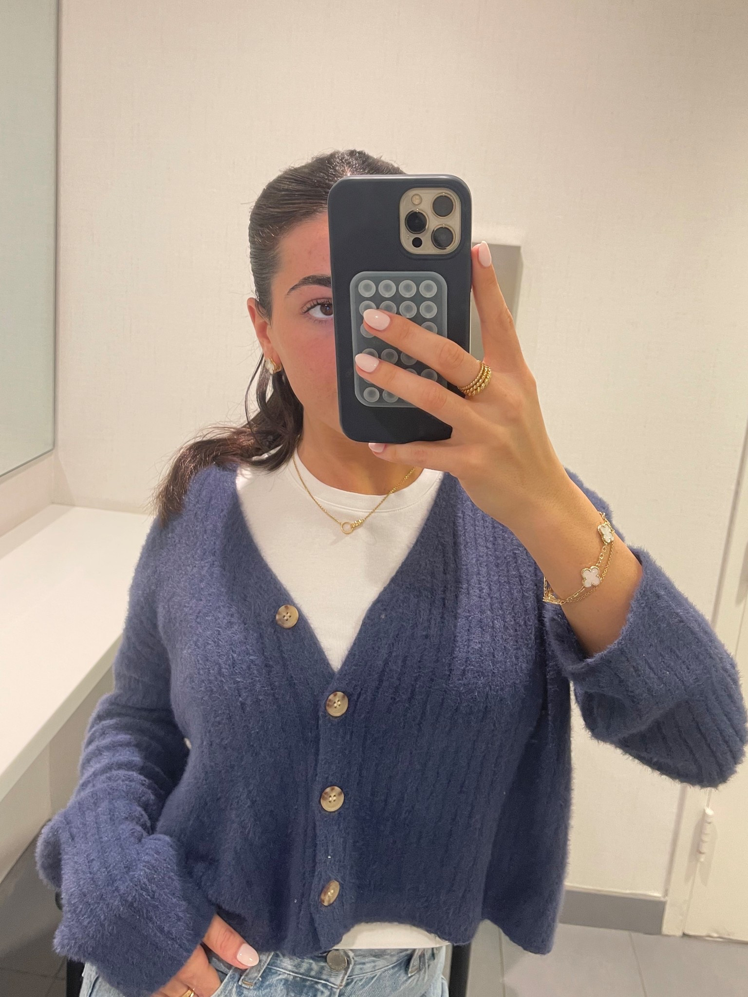 My favorite white t for a staple wardrobe!!! #uniqlo #whitetee #staplewardrobe

Sweater - Vanilla Sky Boutique 
T-shirt - Uniqlo Jeans
Jeans - Denim Forum from Aritzia 