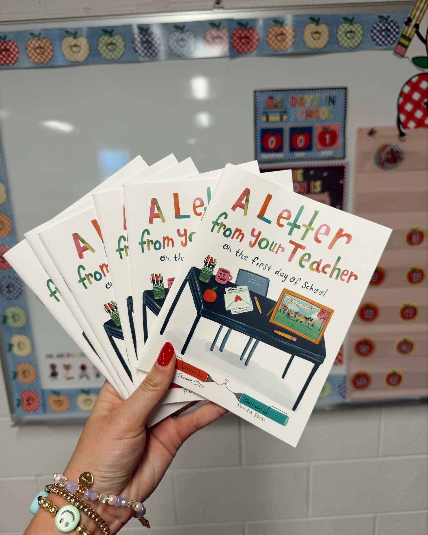 Comment 📚 and I’ll DM you the links to these cutie mini books from @lifebetweensummers They are the EASIEST Meetup the Teacher gift and so sentimental!!! 📓✨✏️📚🌈

I seriously cannot believe it’s already that time!!!!