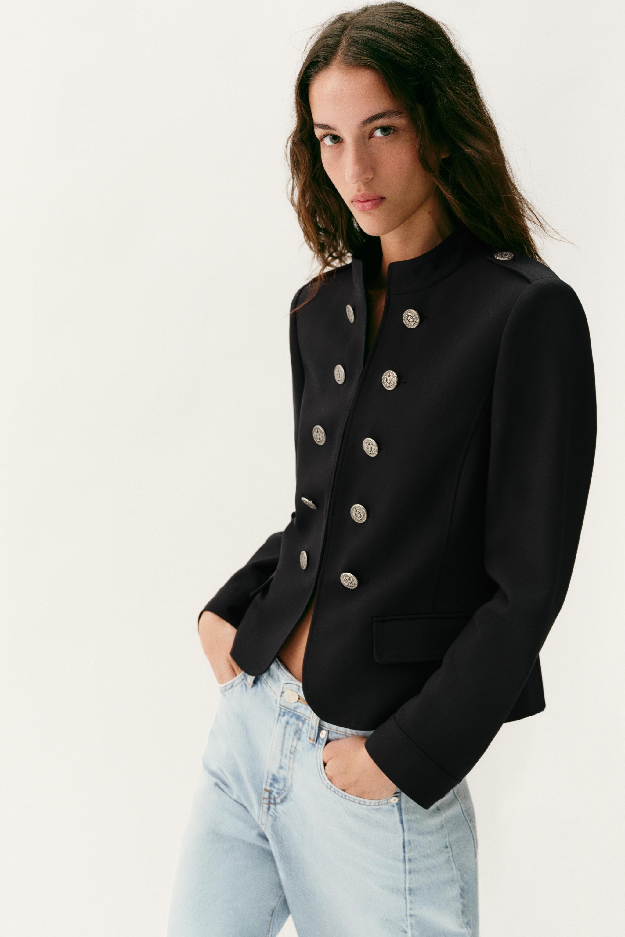 TAILLIERTE JACKE MIT KN\u00d6PFEN UND SCHULTERPOLSTERN | Zara DE