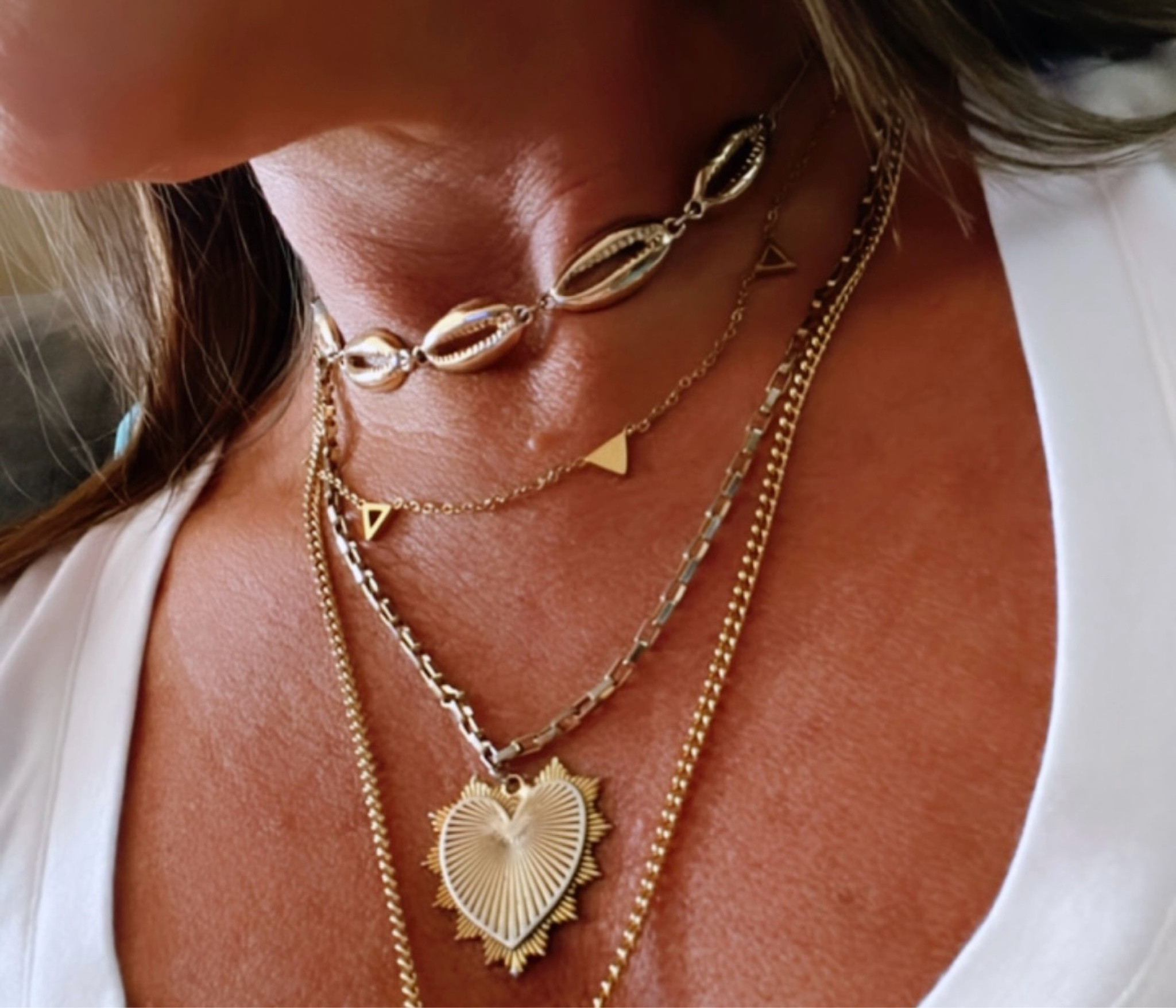 💚𝐊𝐢𝐧𝐬𝐥𝐞𝐲 𝐀𝐫𝐦𝐞𝐥𝐥𝐞 Jewelry 20% off code (on LTK): 𝐋𝐈𝐍𝐙𝟑𝟎𝐀⁣

⭐️not pictured is my small heart necklace - large heart necklace can be found on my LinkTree.com/linz30a 

#LTKfindsunder50 #LTKSeasonal #LTKstyletip