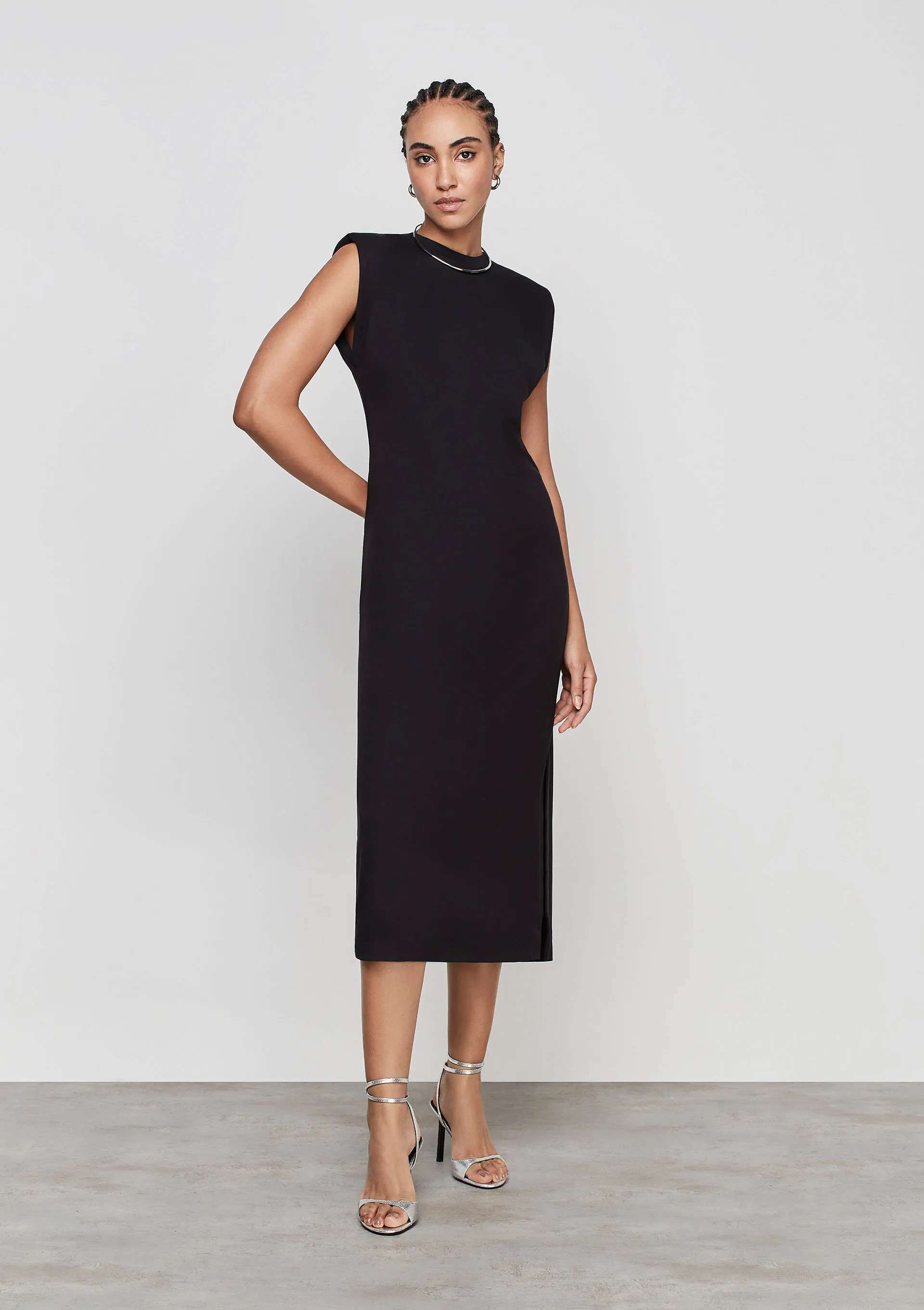 Vestido Midi Reto Decote Redondo - Preto - DZARM | Moda Versátil, Cool e Atemporal | Roupas, Jea... | DzarmHering (BR)