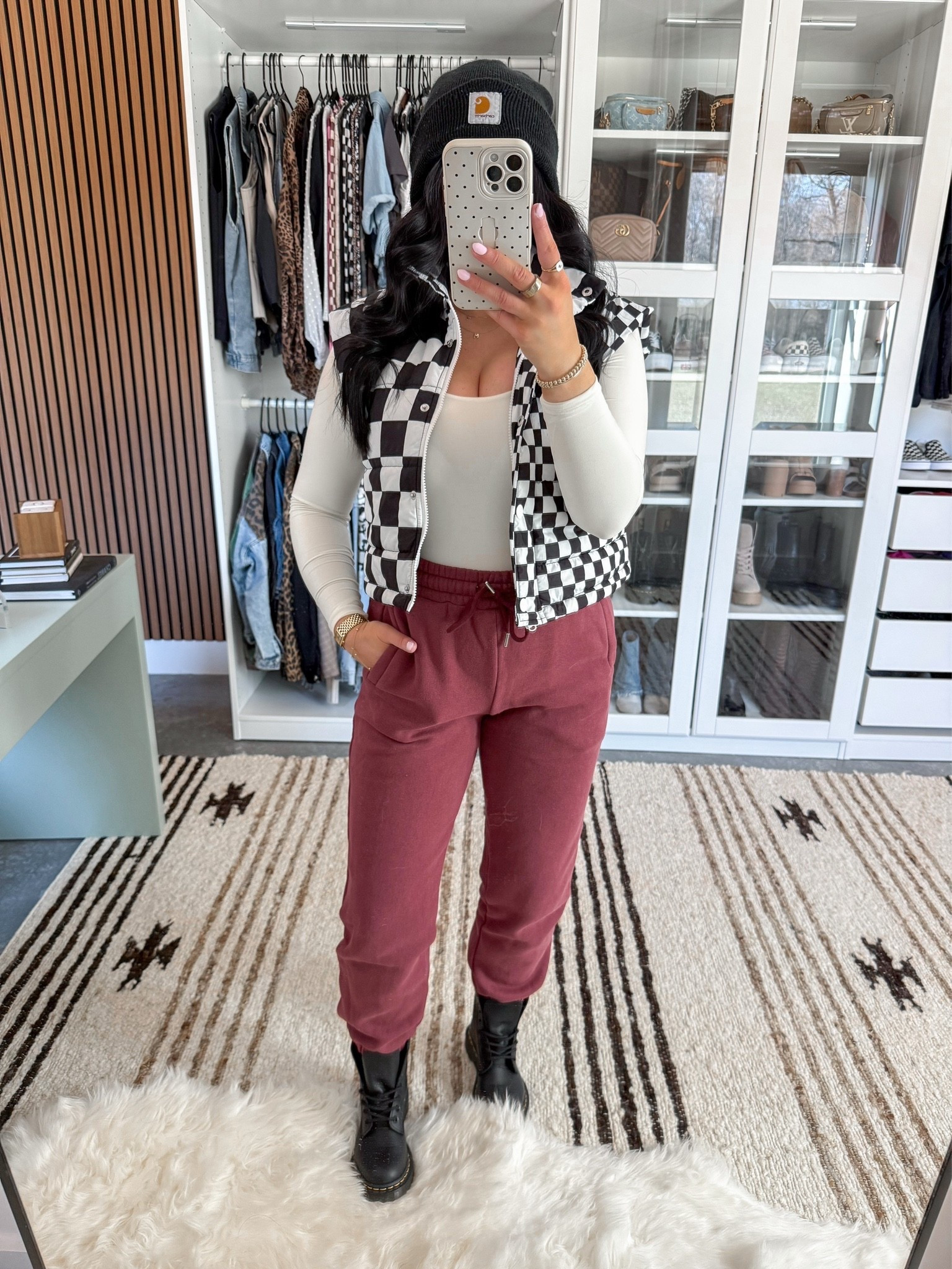 Comfy Fall Outfit 🖤

Bodysuit - small
Sweatpants - small (these are part of a matching set!)
Vest — small