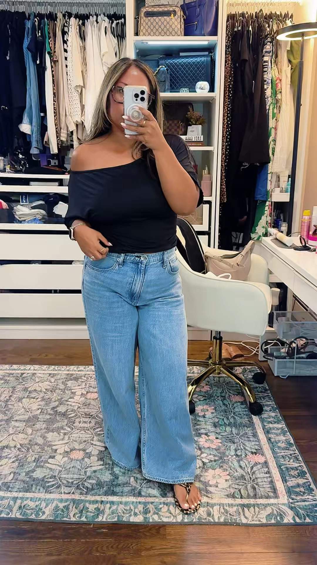 Weekend OOTD 🖤
I found petite friendly jeans that I have been living in.