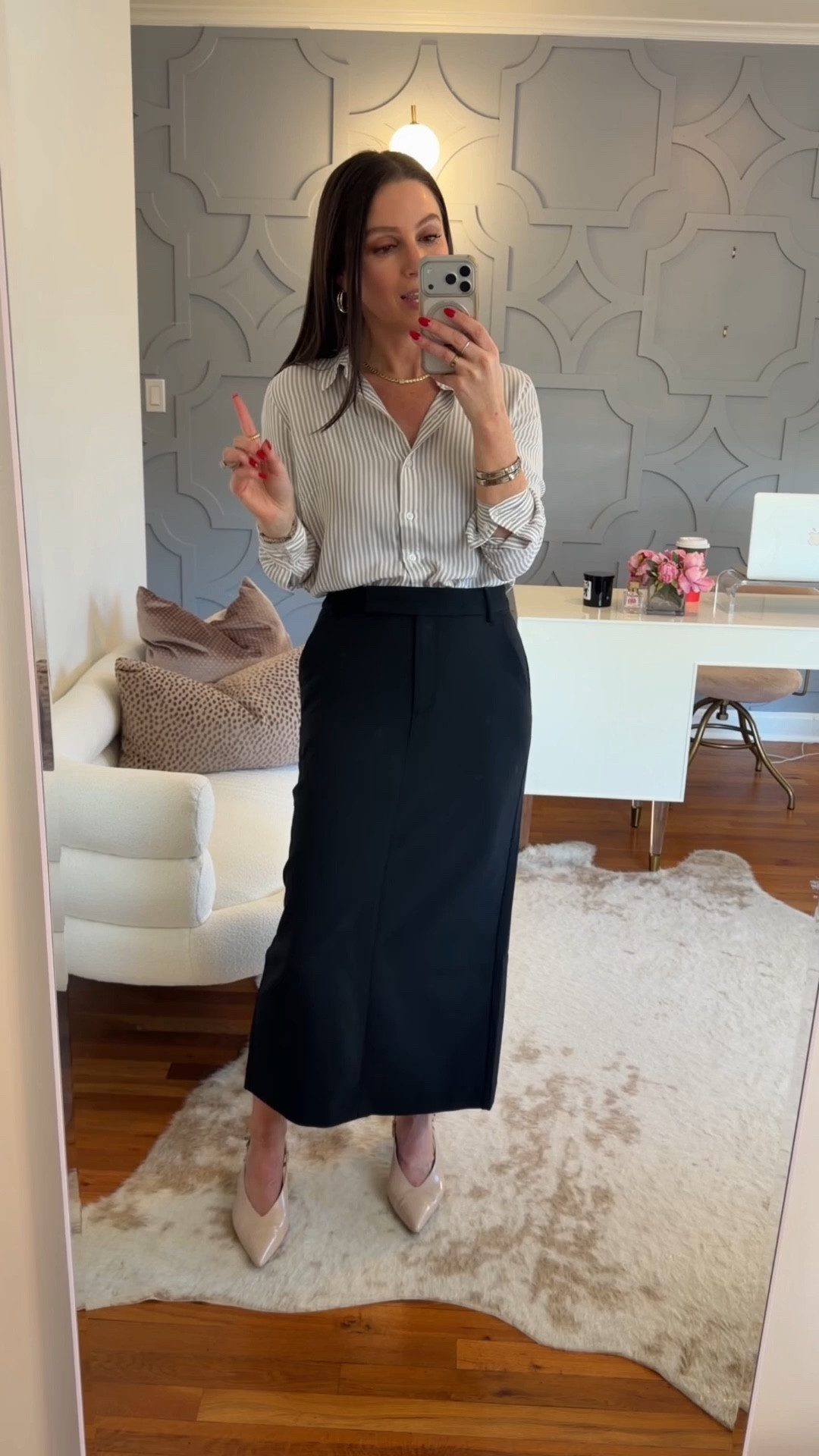 Love this skirt! Such a good transition piece office to evening!

@express #dresstoexpress #expresspartner