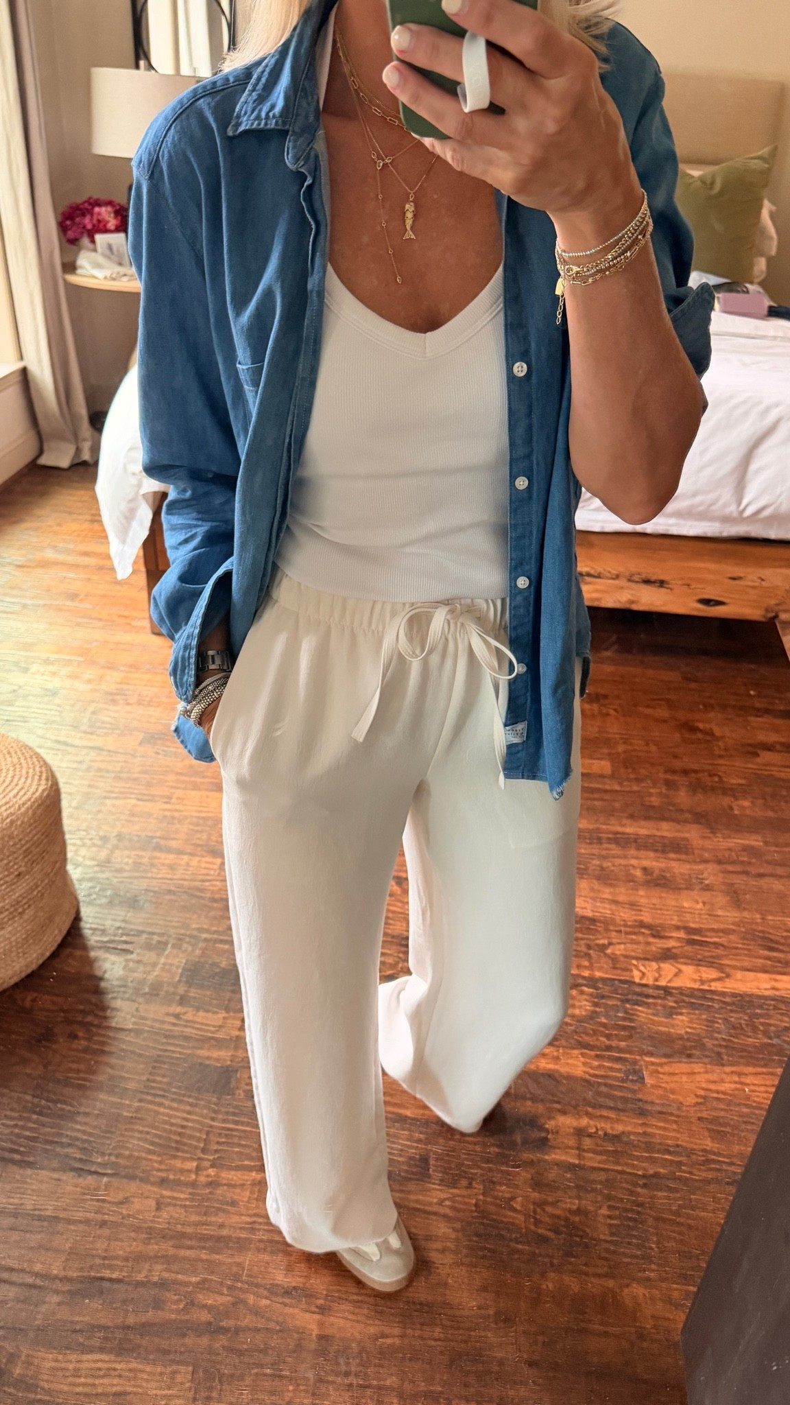 Outfit of the day, I’m actually going into Aritzia to shop the sale… Wearing Aritzia! 
Wearing small 

Absolutely love these lodge pants, this outfit makes a great travel outfit.

They do NOT wrinkle!!! ￼￼

and come in several length options ￼￼

#LTKOver40 #LTKSaleAlert #LTKootd
