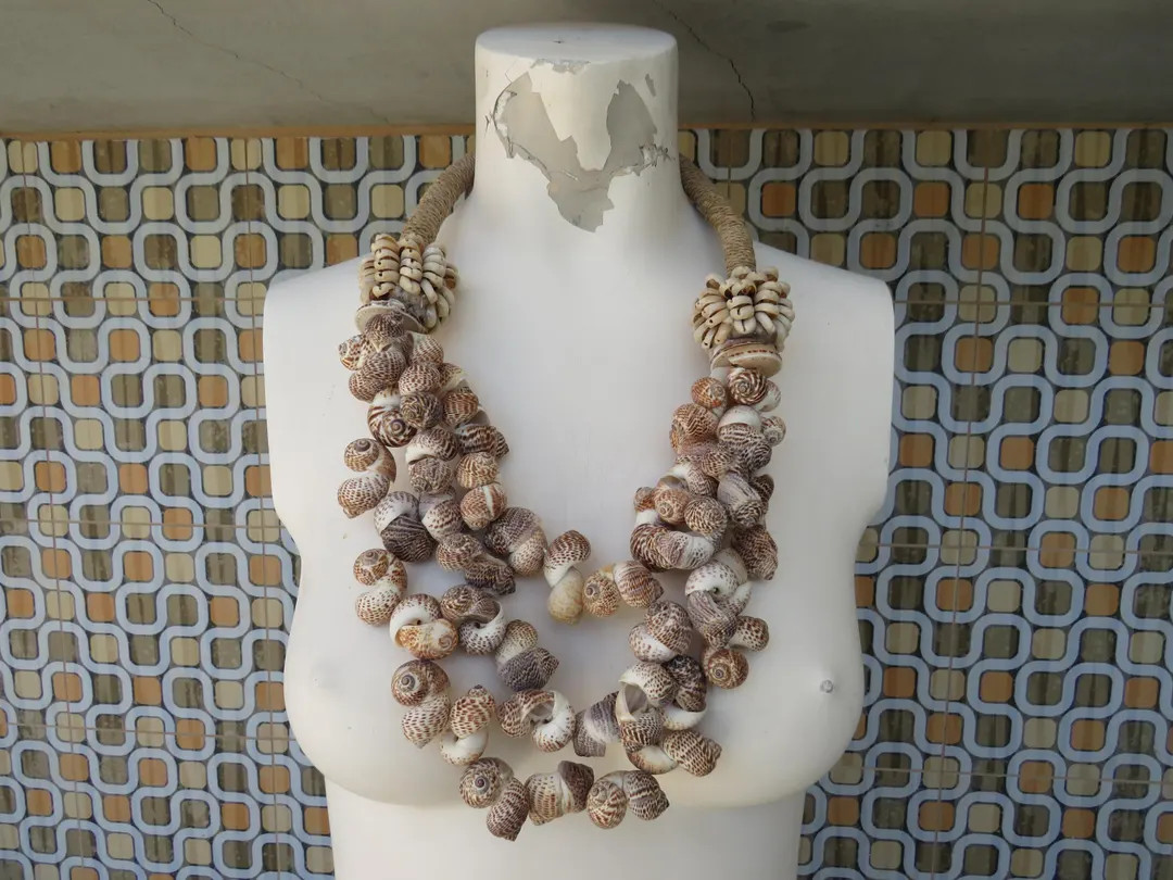 Large Chunky Sea Shell Cowrie Shell and Sea Snail Necklace Home Décor Boho Chic Beach House Bali... | Etsy (DACH)