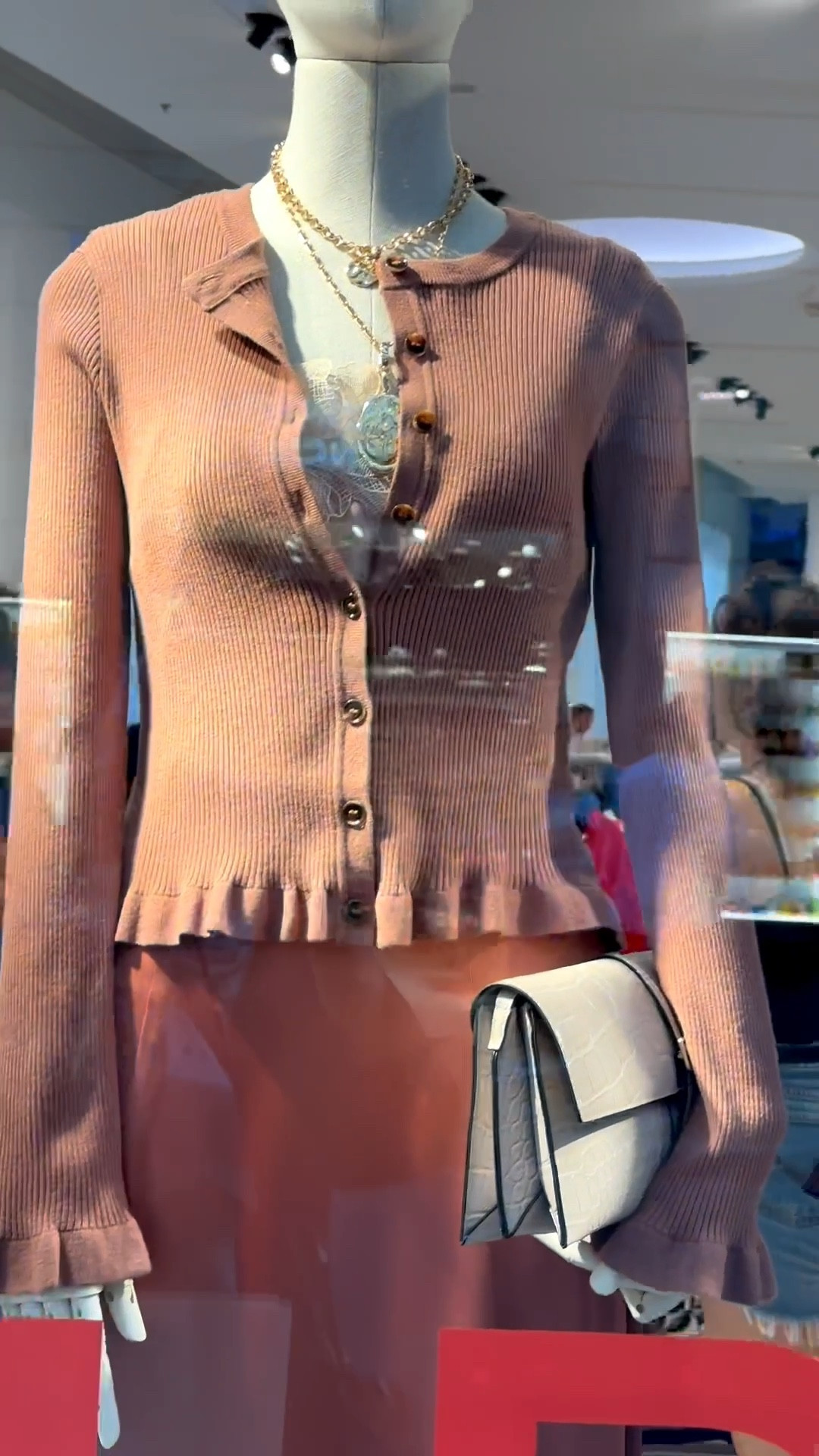 From basic to breathtaking 🤎✨ The first look? Simple. The second? Pure mocha elegance — Pantone’s colour of the season. This cardigan cinches perfectly at the waist, oozes femininity, and yes… I loved it so much I bought it!
#MochaStyle #FeminineFashion #HMFallCollection #CardiganLove #OOTDInspo


#LTKeurope #LTKworkwear #LTKautumn