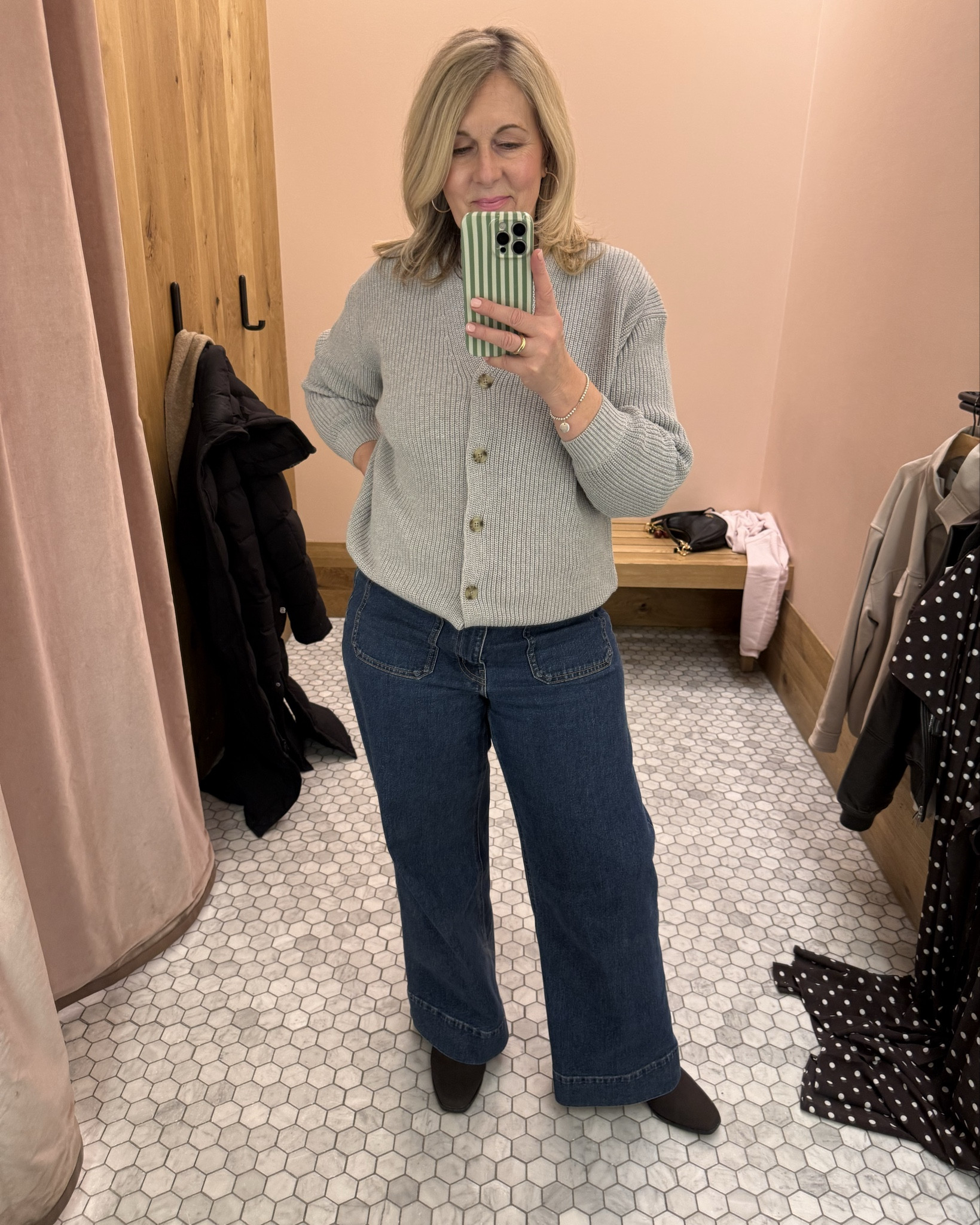  If you’re over 50 and wondering if you can still shop at Aritzia…
You can.
Wear the bomber.
Try the polka dots.
Buy the Effortless pants.
We’re not dressing to disappear.
We’re dressing to show up.

Follow me if you need midsize fashion and beauty inspiration that actually feels real 💛

#LTKover50style #LTKmidsize