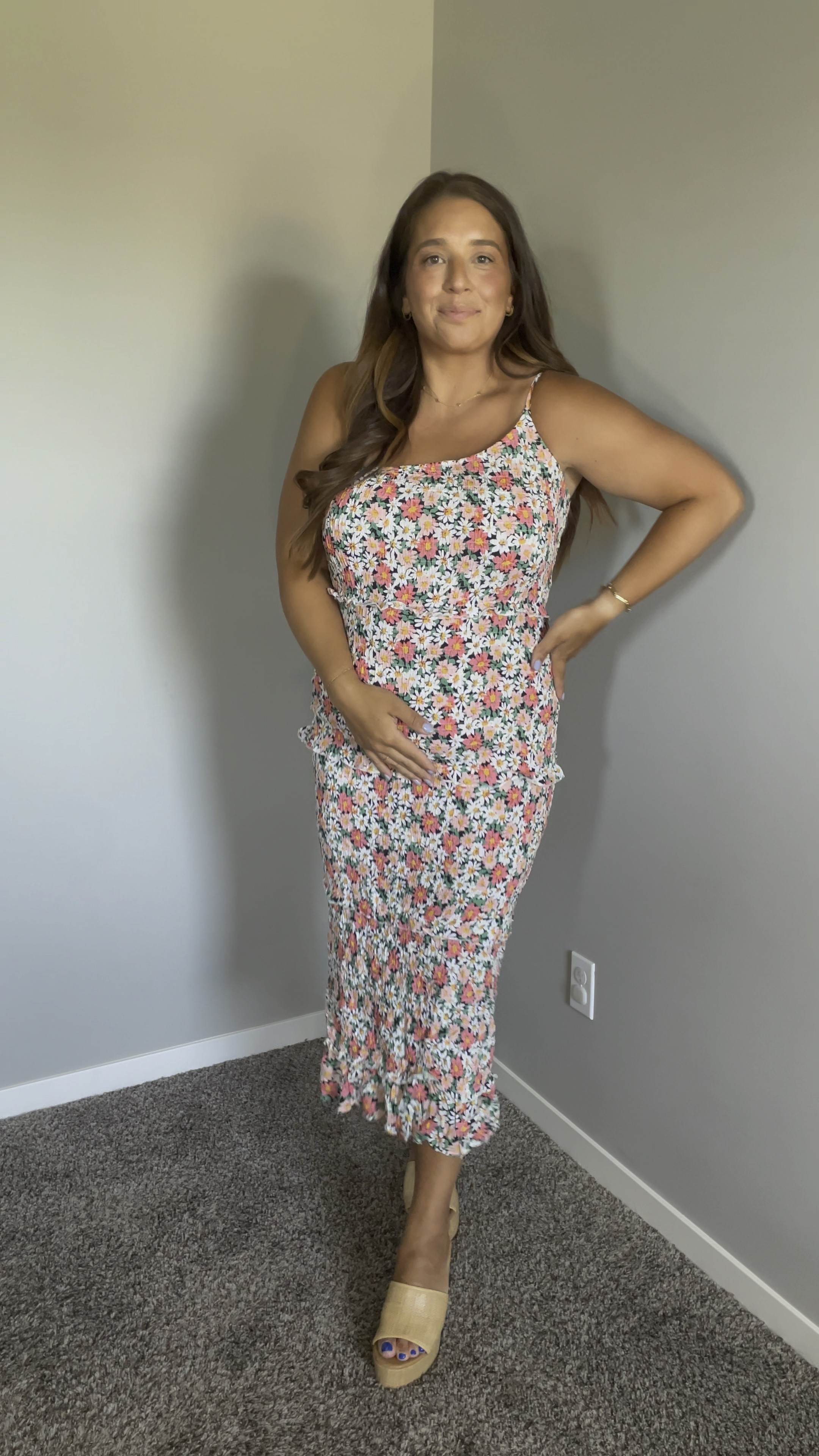 Maternity wedding guest dress // six months pregnant /: baby shower dress // bump style // bump friendly // non maternity maternity //  
