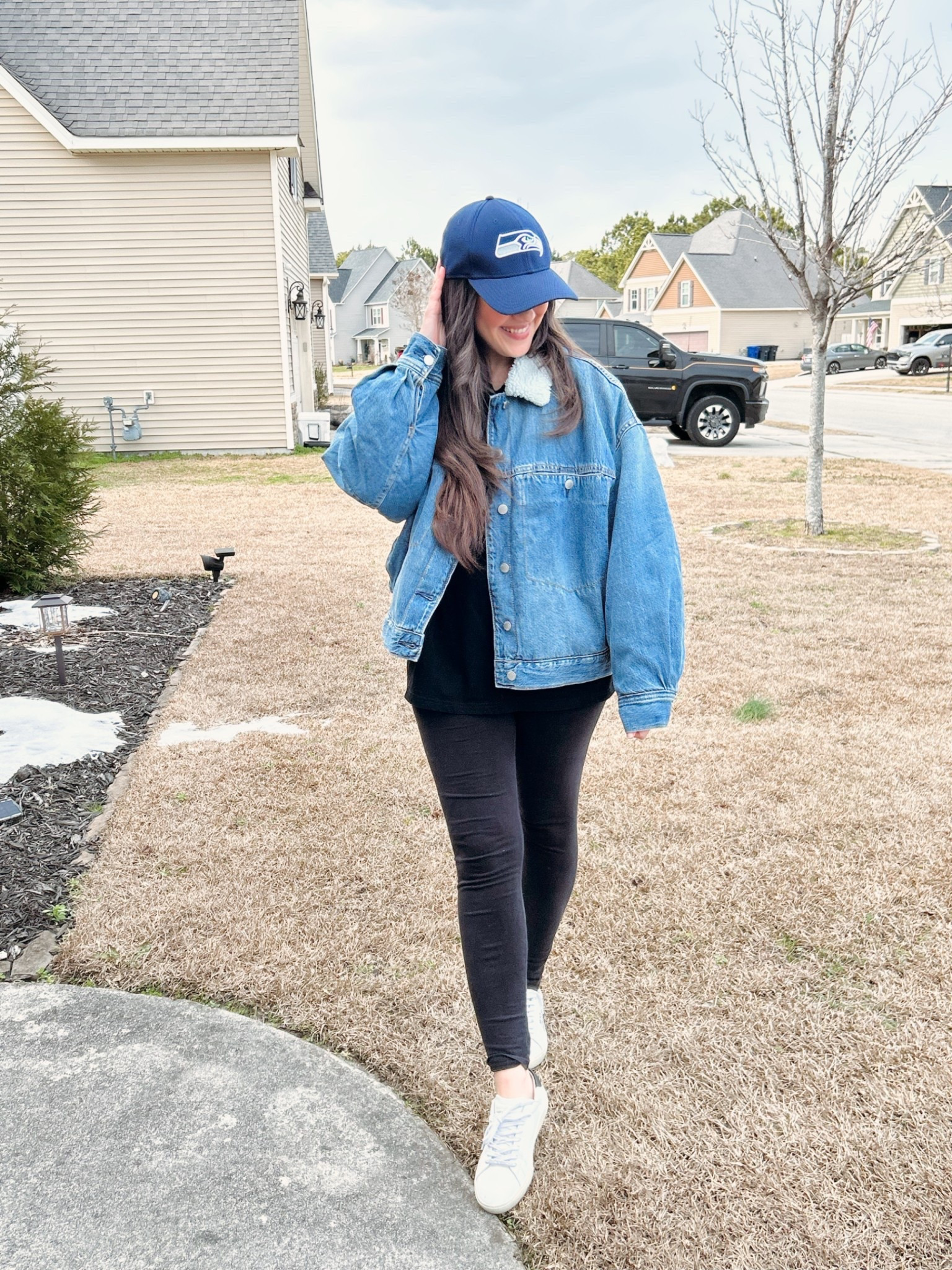 Oversized denim jacket with fur collar wearing a large 

#LTKootd #LTKSeasonal #LTKmomlife
