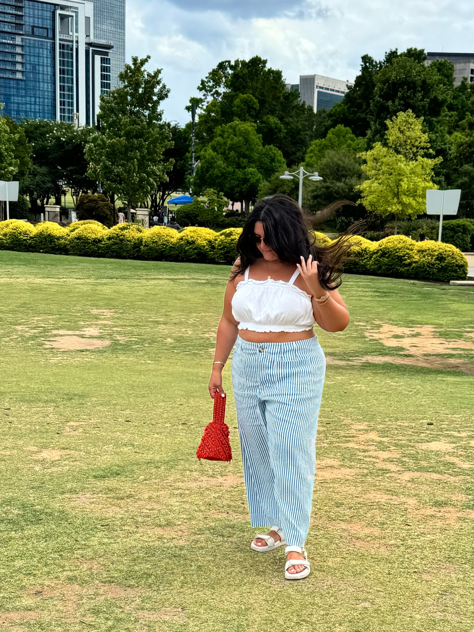 Loving these Anthro pants 

TTS - wearing size 16 but 14 would fit better 