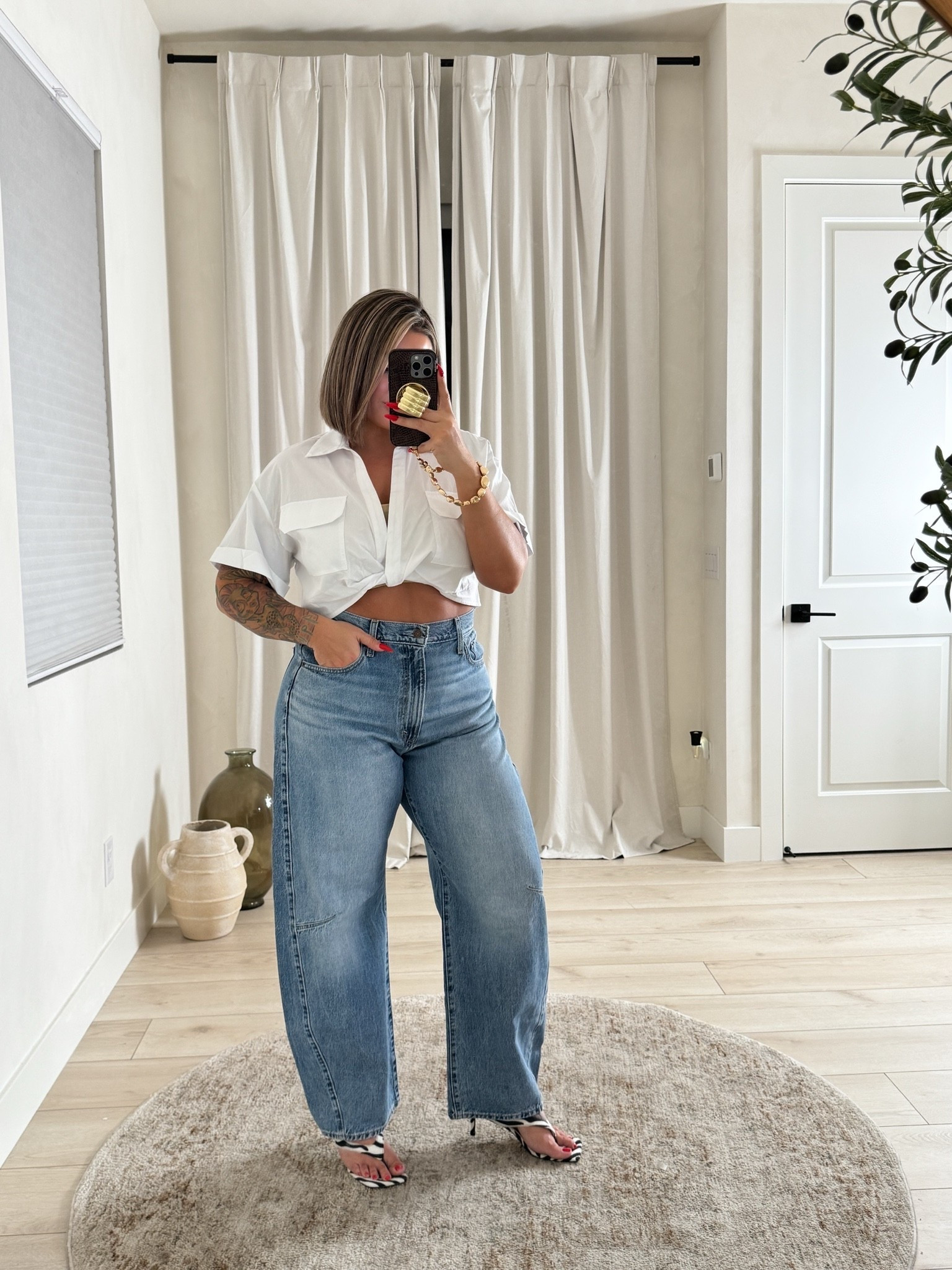 Top sold out
Jeans 32 
Size up at least one size in the jeans.