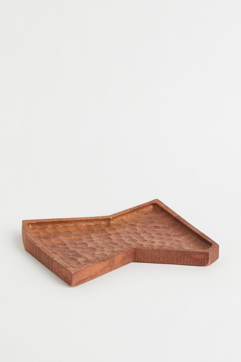 Asymmetric tray in mango wood with a small rim and a carved texture inside. Height 2.7 cm. Width ... | H&M (US + CA)