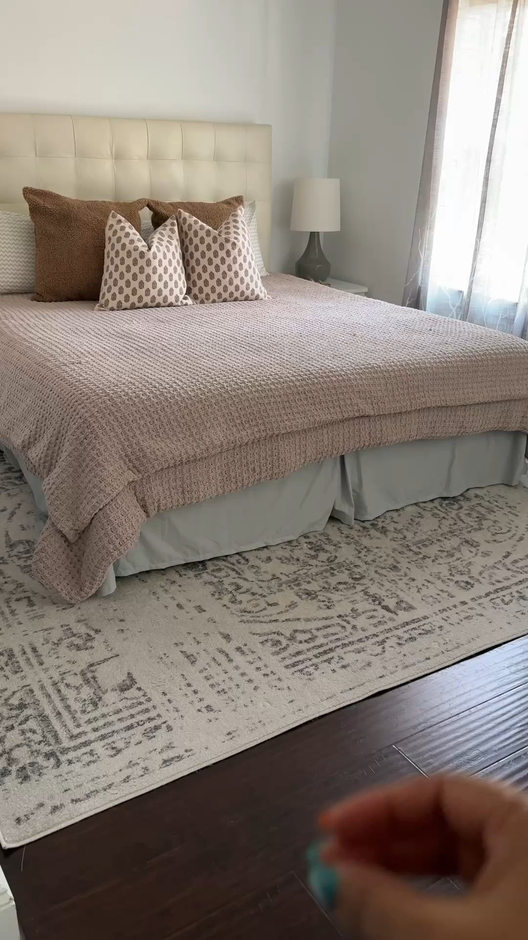 Loloi rugs Chris loves Julia #arearug #livingroom #rugs #pillow #fall #fallrefresh