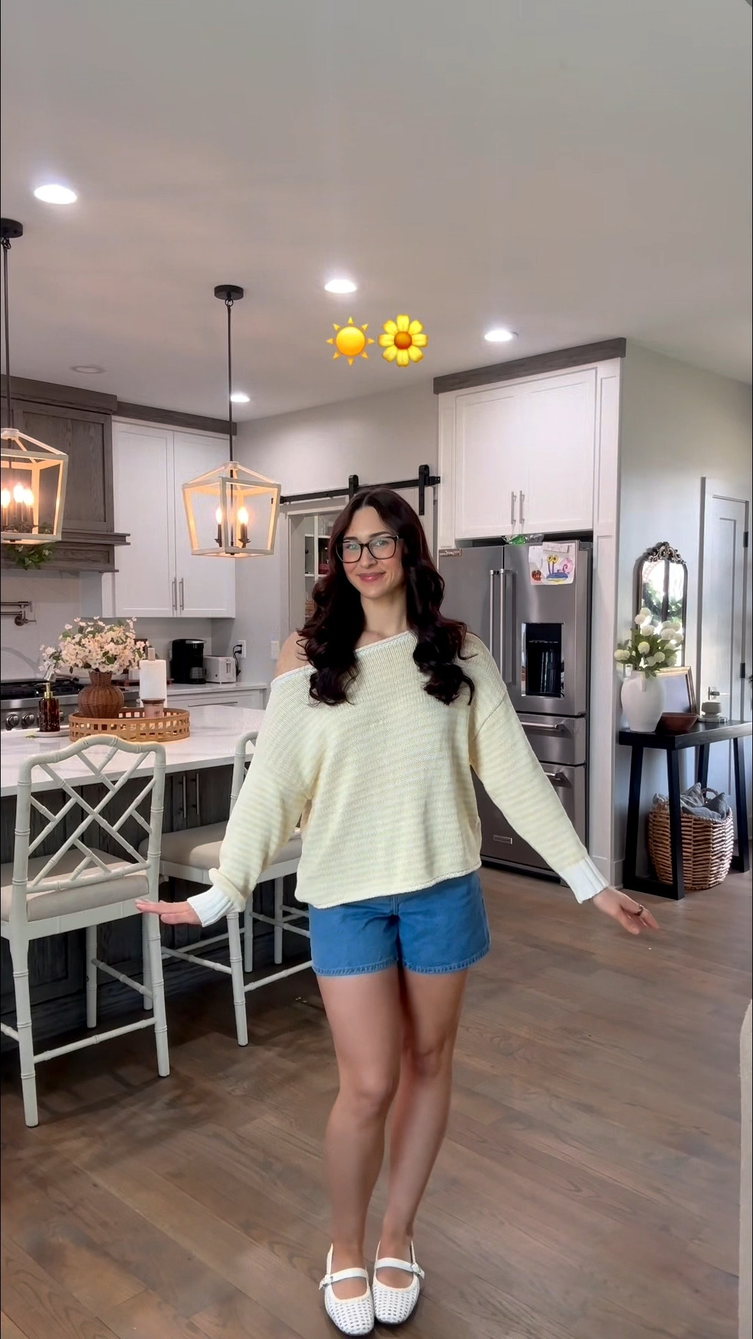 Spring outfit ☀️🌼

Target sweater size medium 
Old navy shorts size 2 