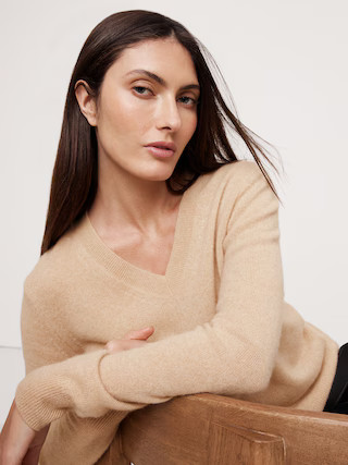 Lightweight Cashmere V-Neck Sweater | Banana Republic (US)