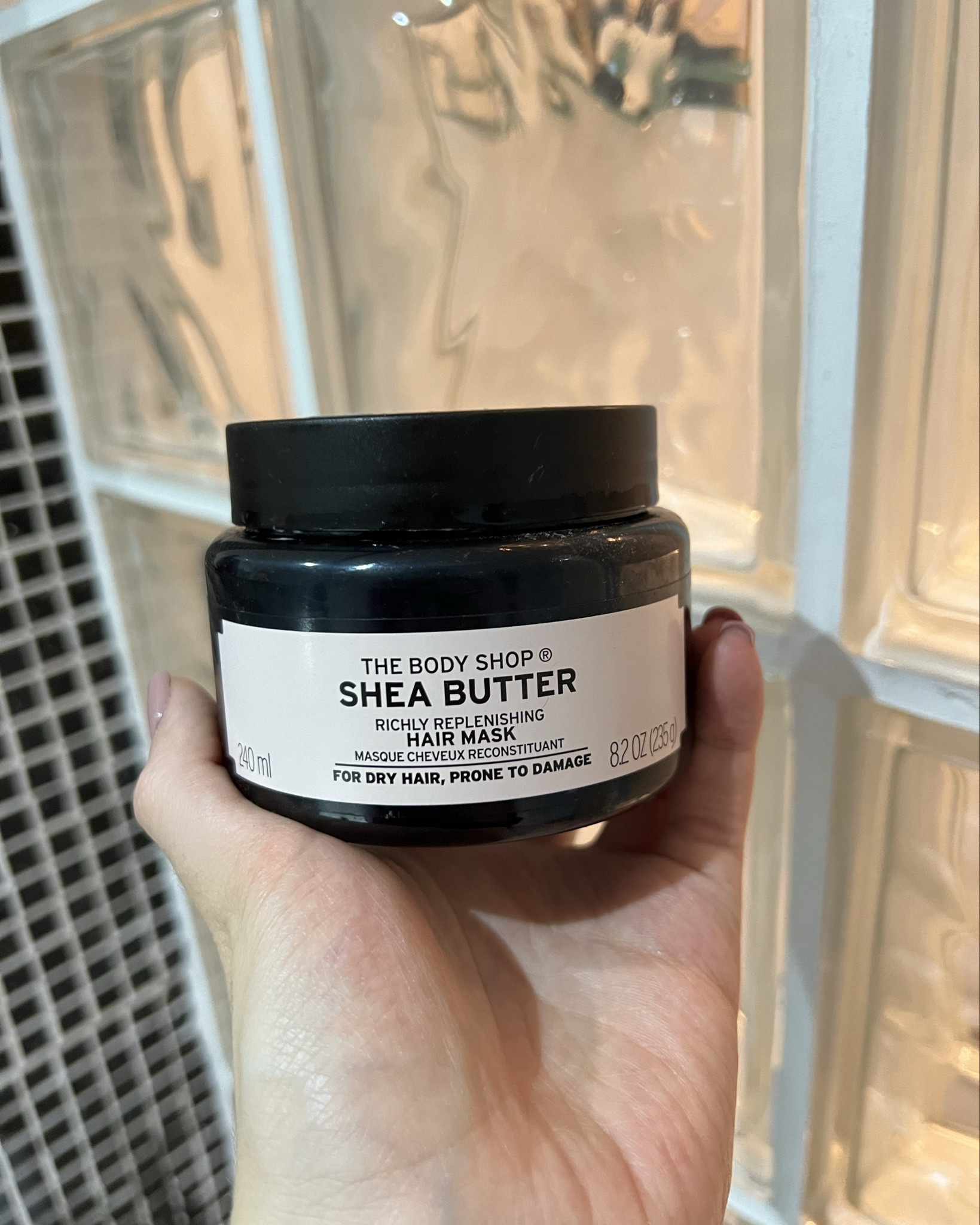 Uma máscara capilar com uma textura super cremosa e diferente, ela desmaia o cabelo e deixa super sedoso sem pesar!

#LTKbrasil #LTKbeauty