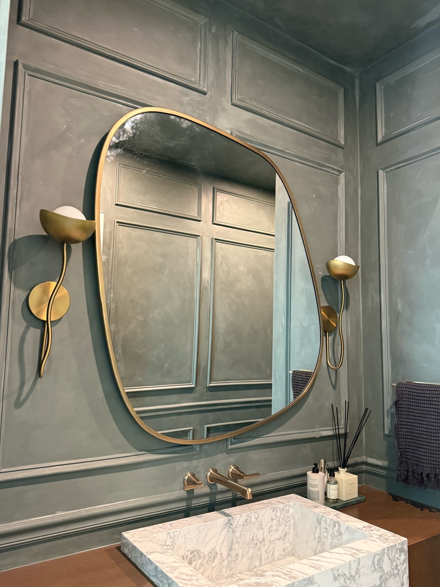 Switched out the mirror and scones in this bathroom 😍

#LTKdayinmylife #LTKHome #LTKmorningroutine