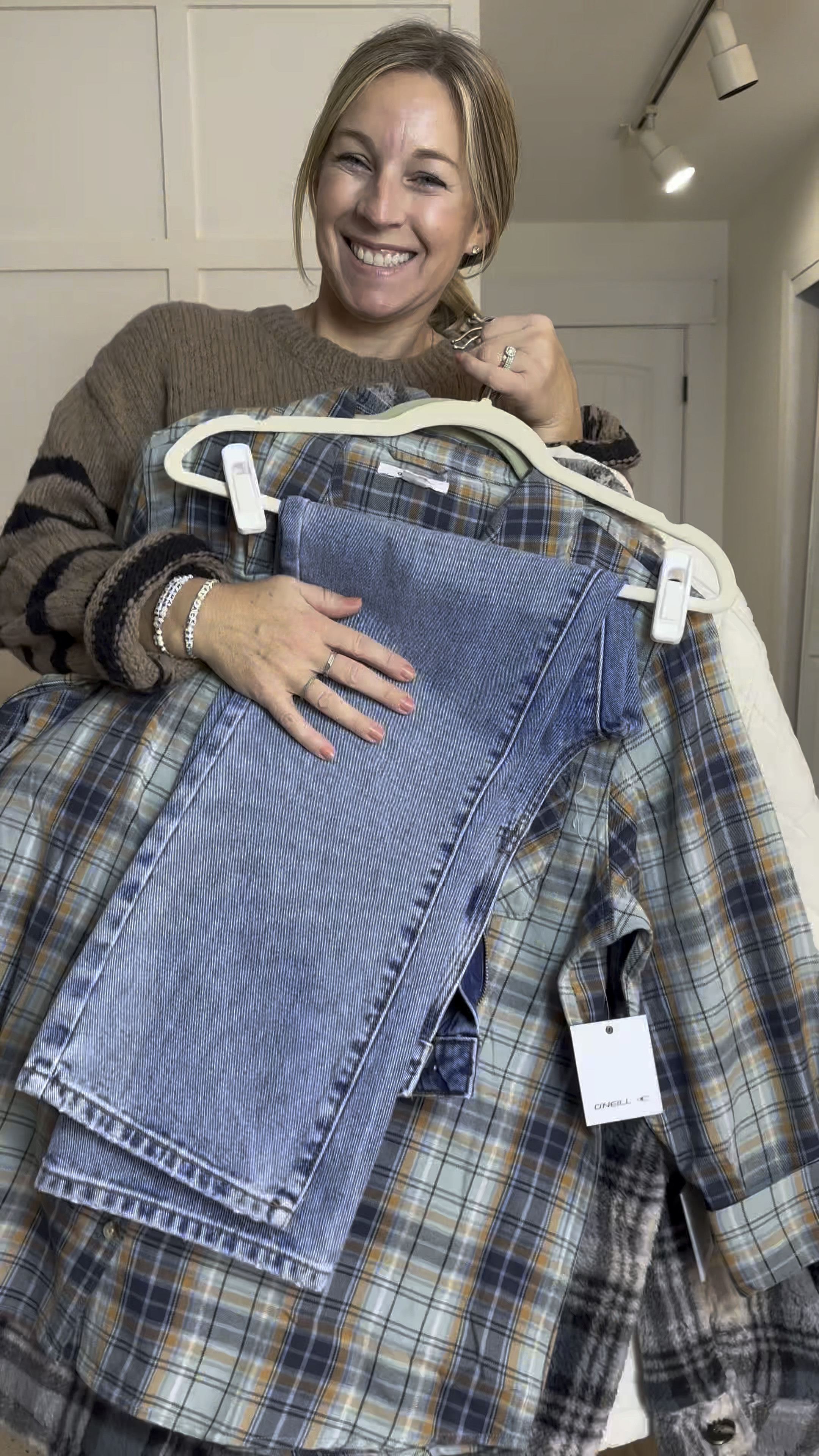 To say I’m obsessed is an understatement. These would honestly make the perfect gifts for her from teens to midlifers! I’ve been wearing O’Neill since HS and love it just as much as a 40 year old mom of 3! 
SIZING:
29 jeans. No stretch. Regular length. 
Large flannel
Large sweaters
Medium white jacket
Large shacket
Large sweatshirt

#LTKVideo #LTKGiftGuide #LTKOver40