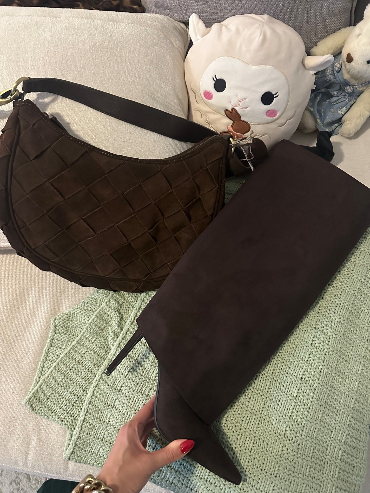 Fold over boots

Brown boots
Suede boots
Suede bag 