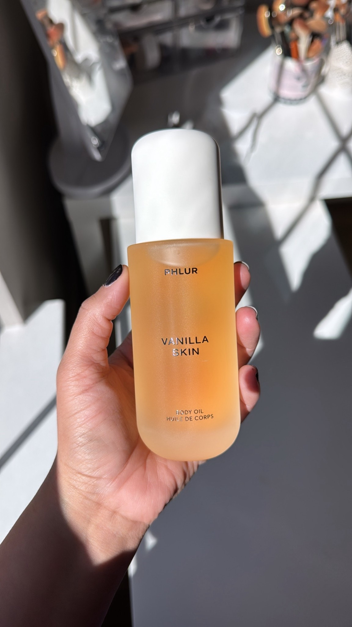 My favorite scent!! warm, sweet vanilla cream with touches of spice and rich cashmere. Linking the body oil, body spray, and perfume. 