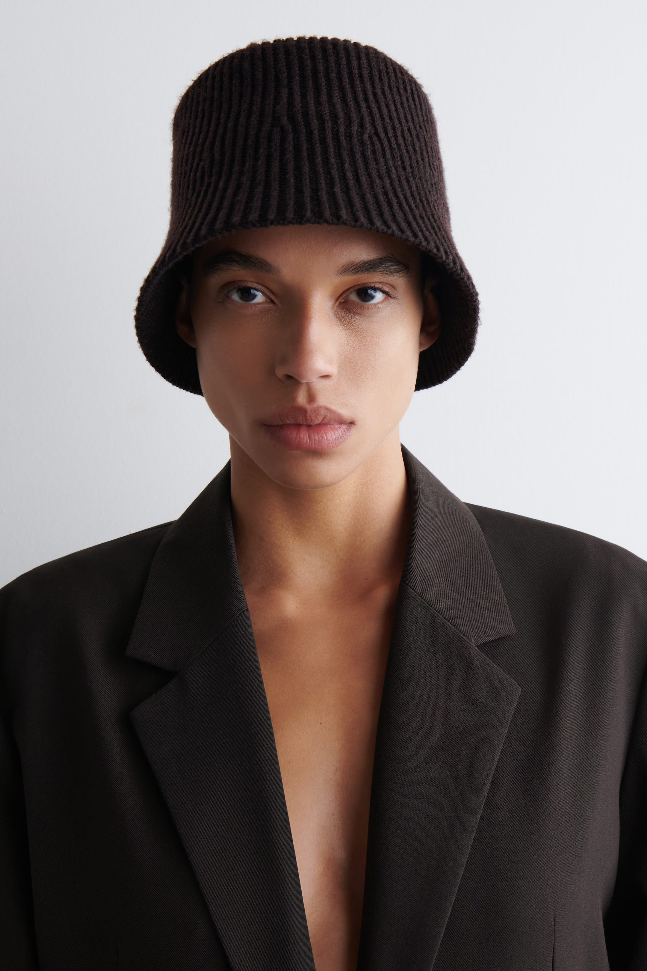 RIBBED WOOL-BLEND BUCKET HAT - DARK BROWN | COS GB | COS UK