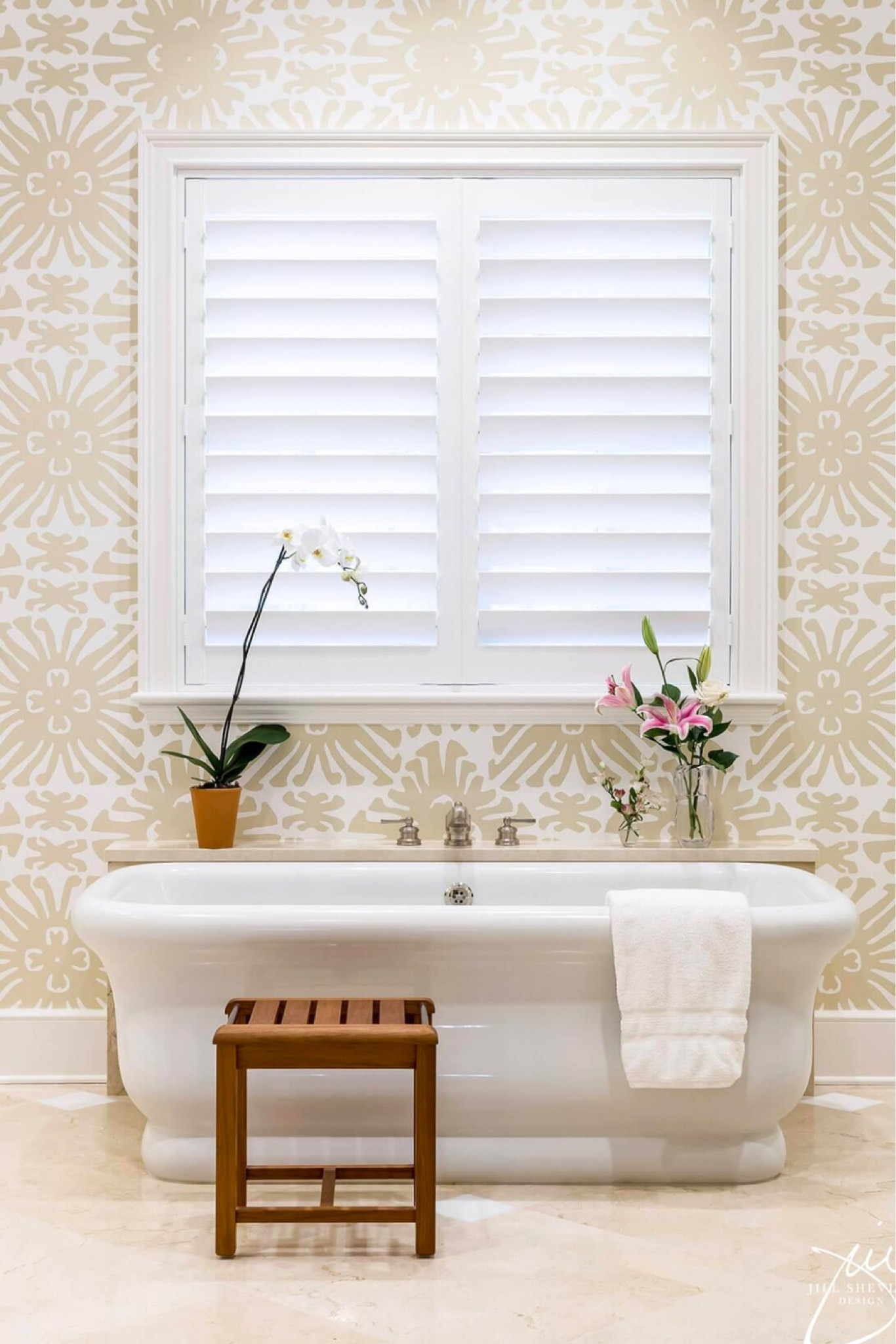 "Transform your bathroom into a serene sanctuary with this elegant tub setup. 🛁✨ The perfect place to unwind and relax with calming neutrals and beautiful floral accents. 🌸 #BathroomDesign #LuxuryBathrooms #JillShevlinDesign #HomeSpa #RelaxationStation #VeroBeachStyle #InteriorInspo #HighEndDesign #LTKhome #LTKdesign #BathroomGoals"

#LTKHome