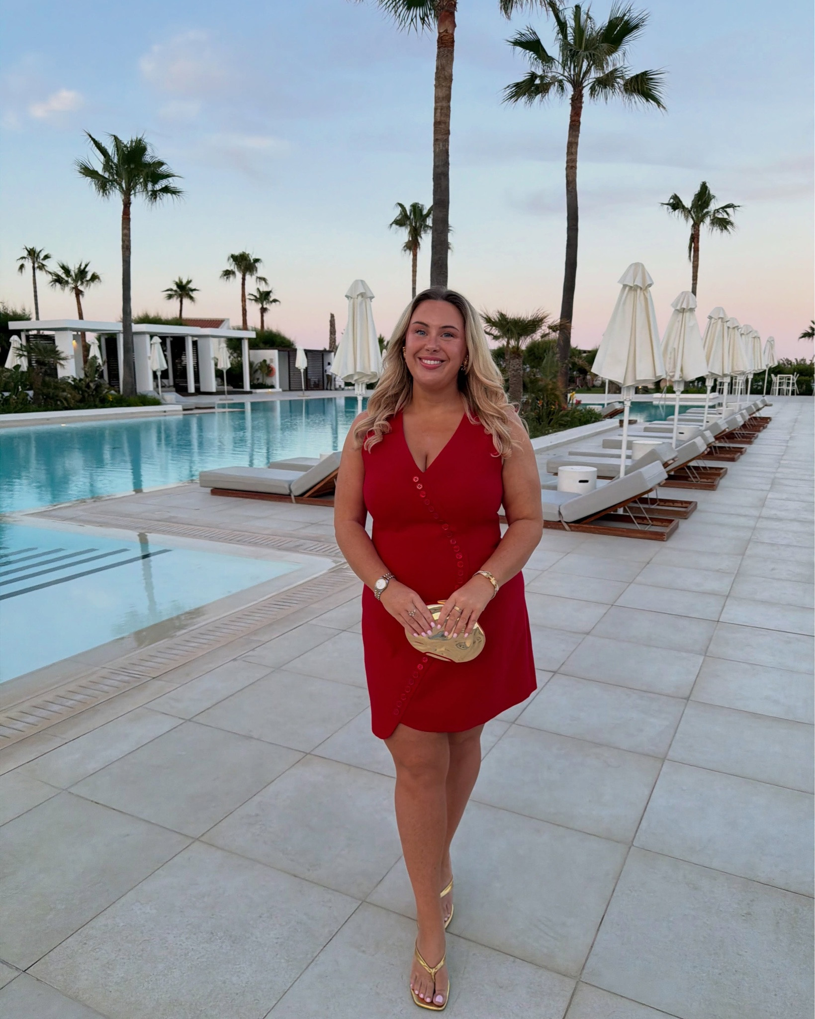 🍷🫒🇬🇷❤️🌴🧿💃🏼 

Is it possible to love a new dress this much 😍
Got my hands on this insane design by @sineadkearythelabel ❤️
Let me know if you want the link, wearing a size 16 👇 🔗 

#eurosummer #holidayoutfits #linendress #holidaydress